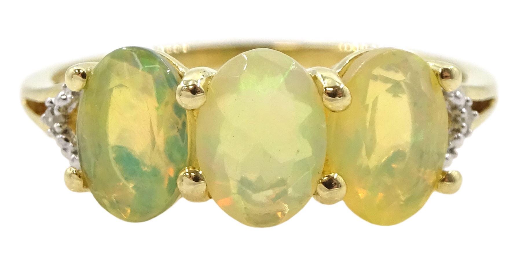 9ct gold three stone opal ring - Image 5 of 5