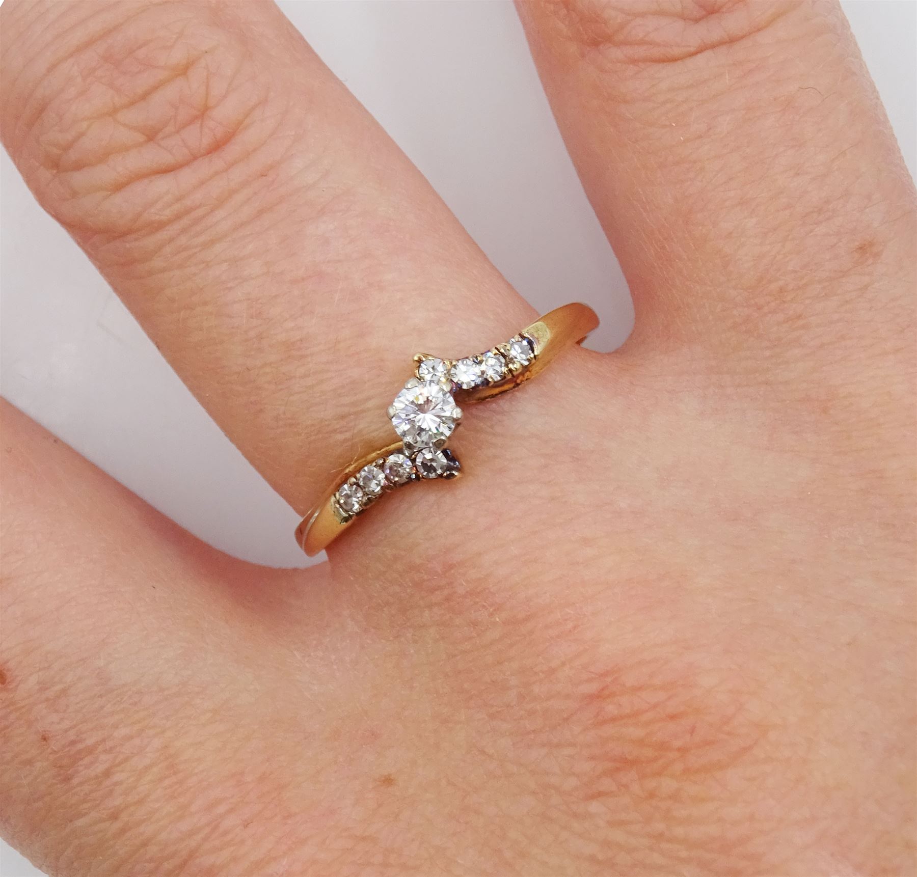 9ct gold single stone diamond ring - Image 2 of 4