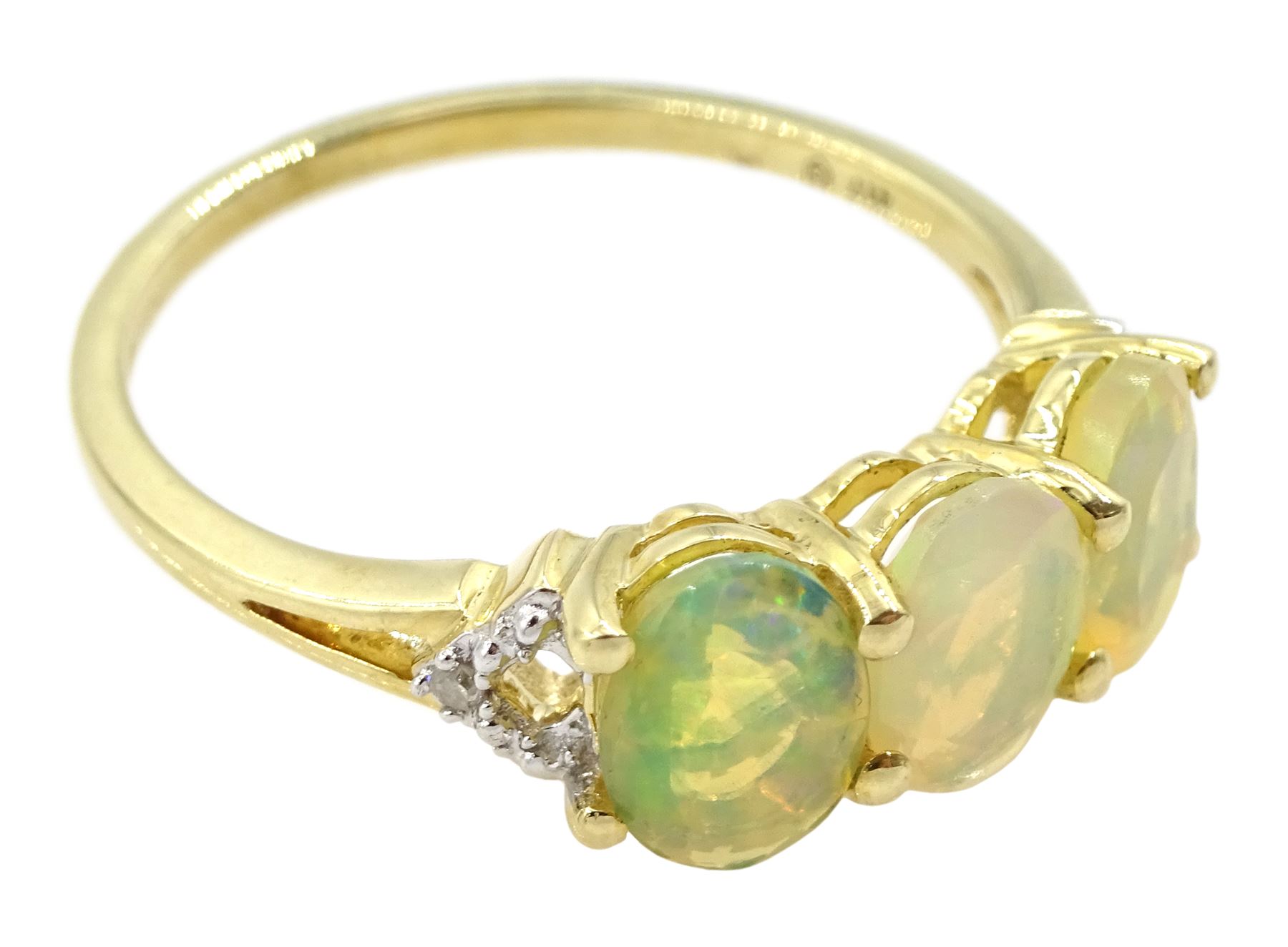 9ct gold three stone opal ring - Image 3 of 5