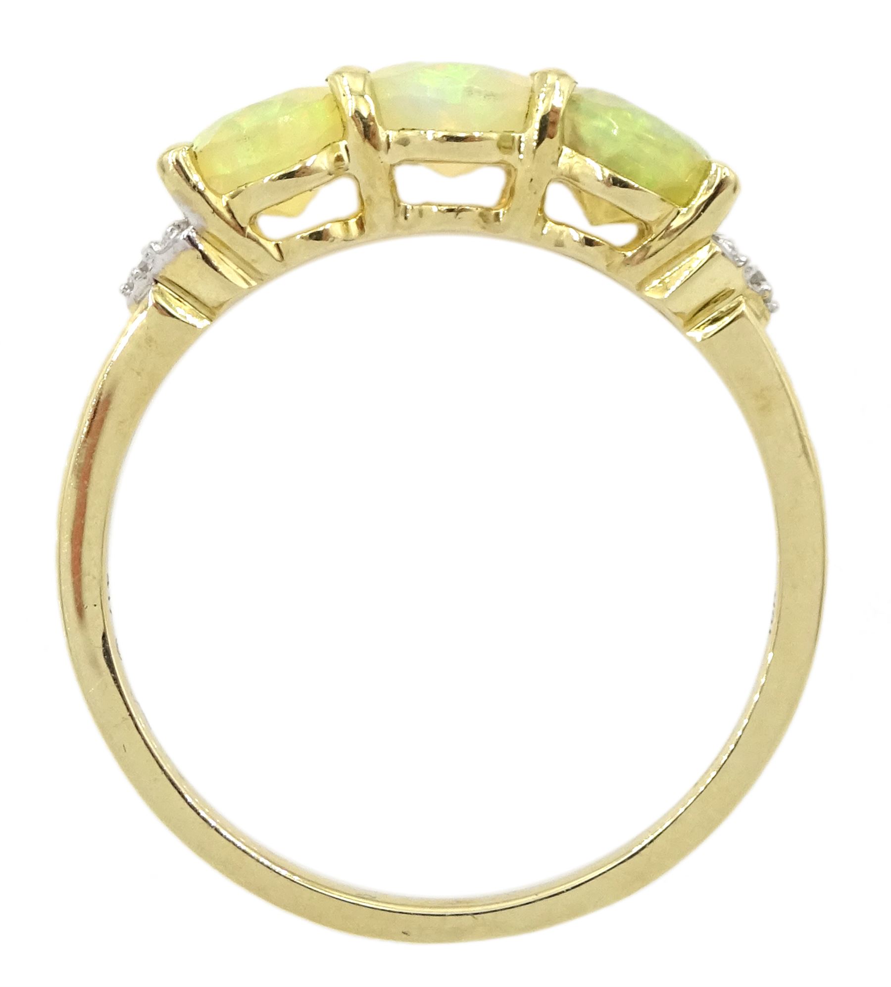 9ct gold three stone opal ring - Image 4 of 5