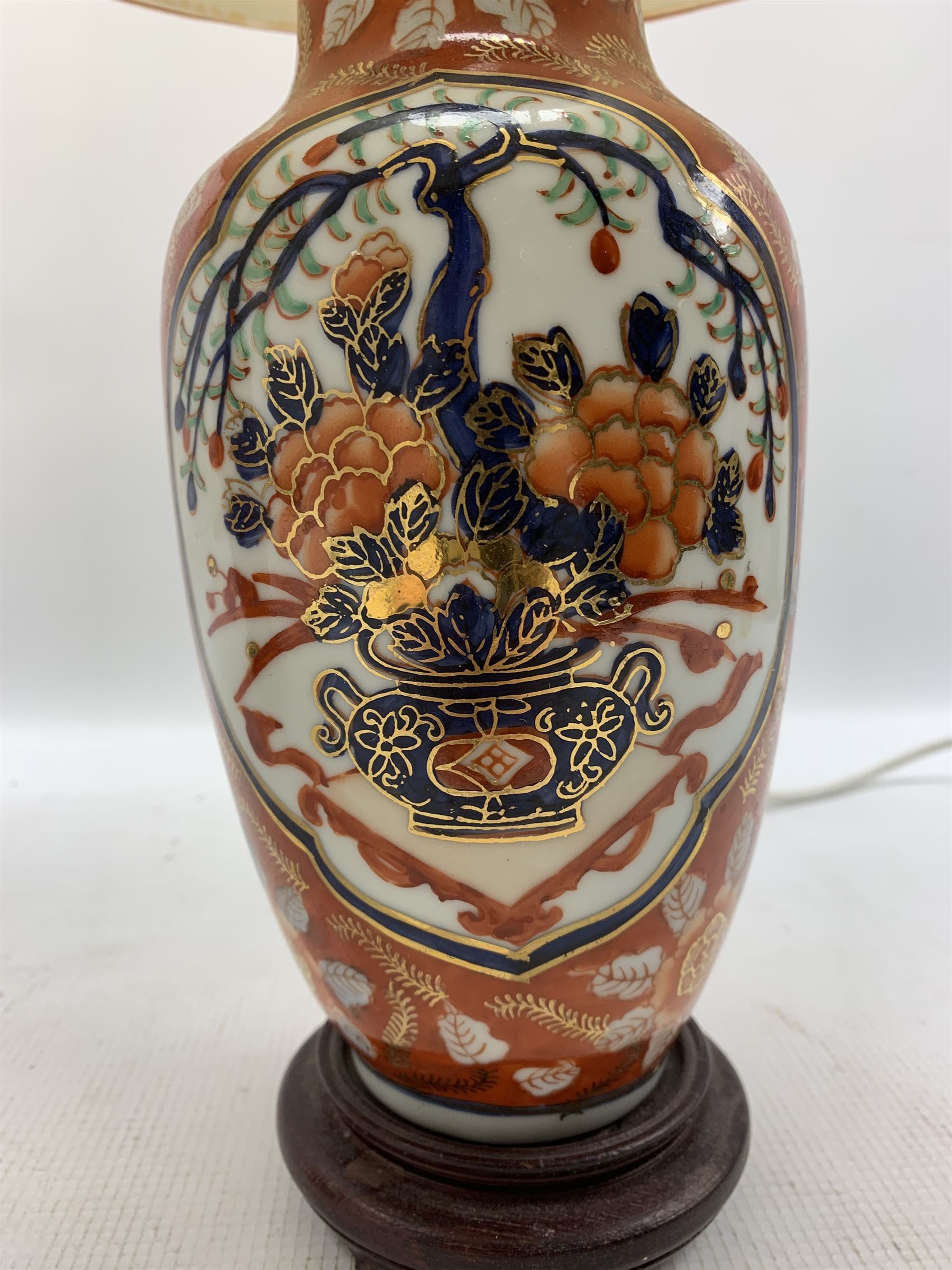 Pair of Japanese Imari table lamps decorated with panels of flowers on red ground with gilt detailin - Image 2 of 3