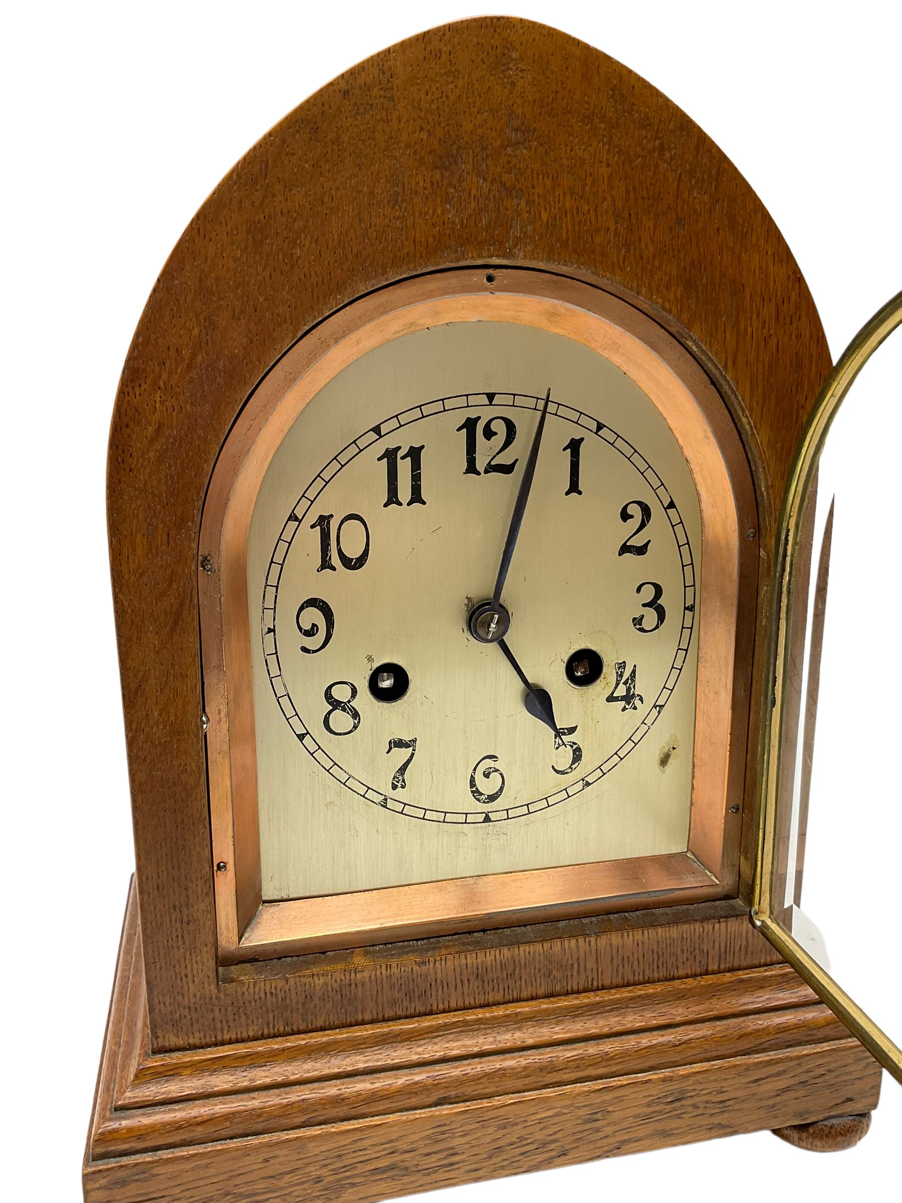 German - early 20th century 8-day oak cased striking mantle clock - Image 4 of 4