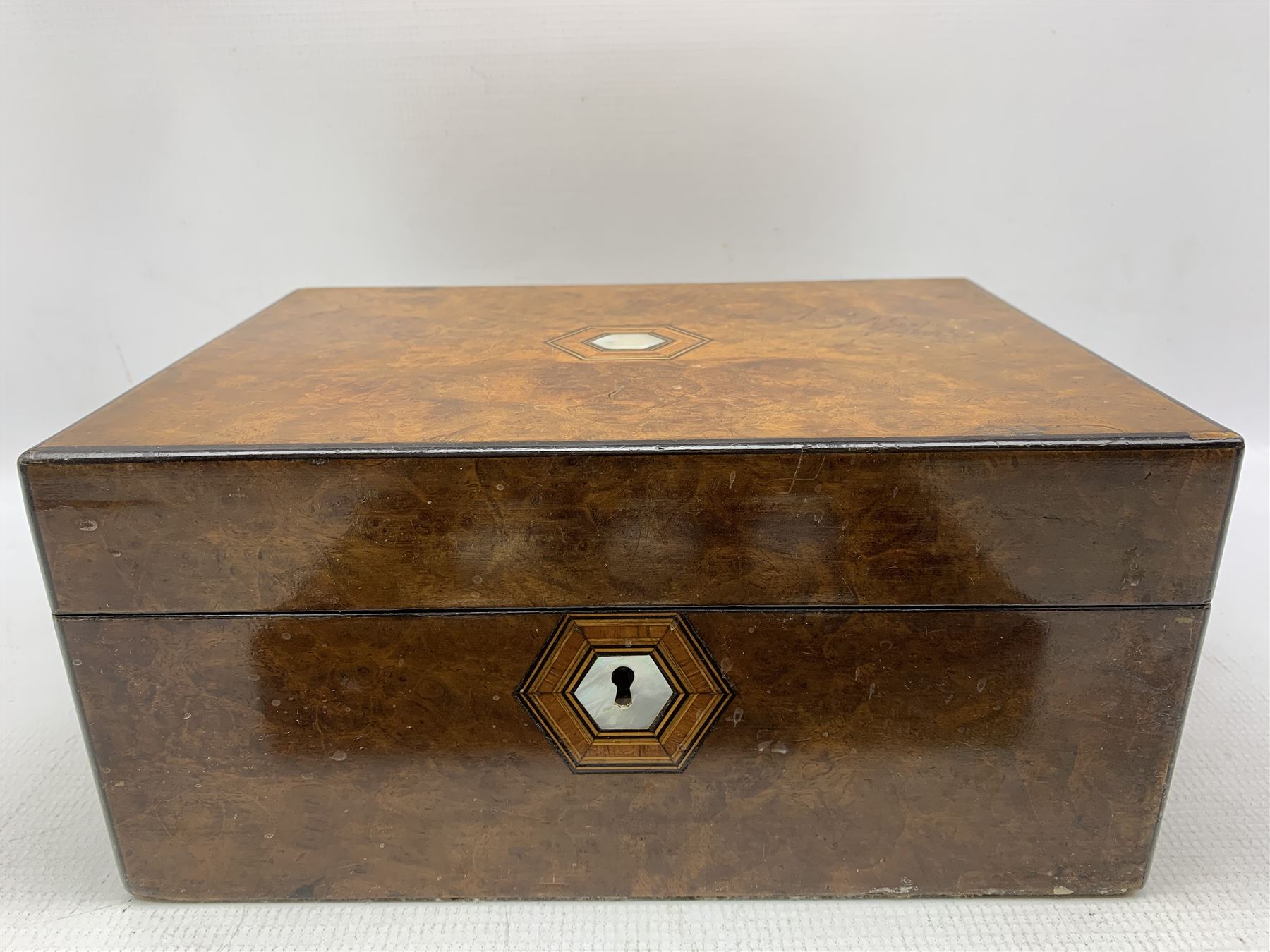 Victorian walnut sewing box with mother of pearl inlay - Image 2 of 4