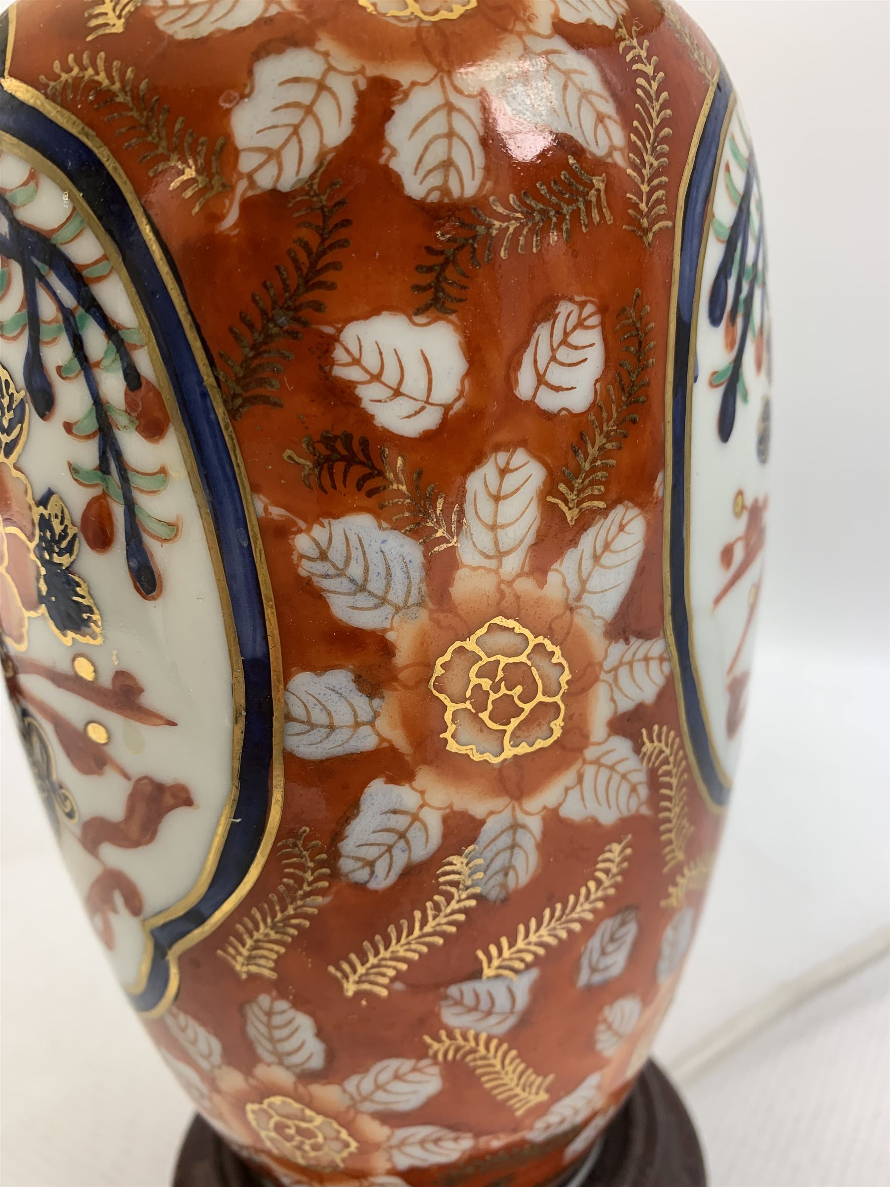 Pair of Japanese Imari table lamps decorated with panels of flowers on red ground with gilt detailin - Image 3 of 3