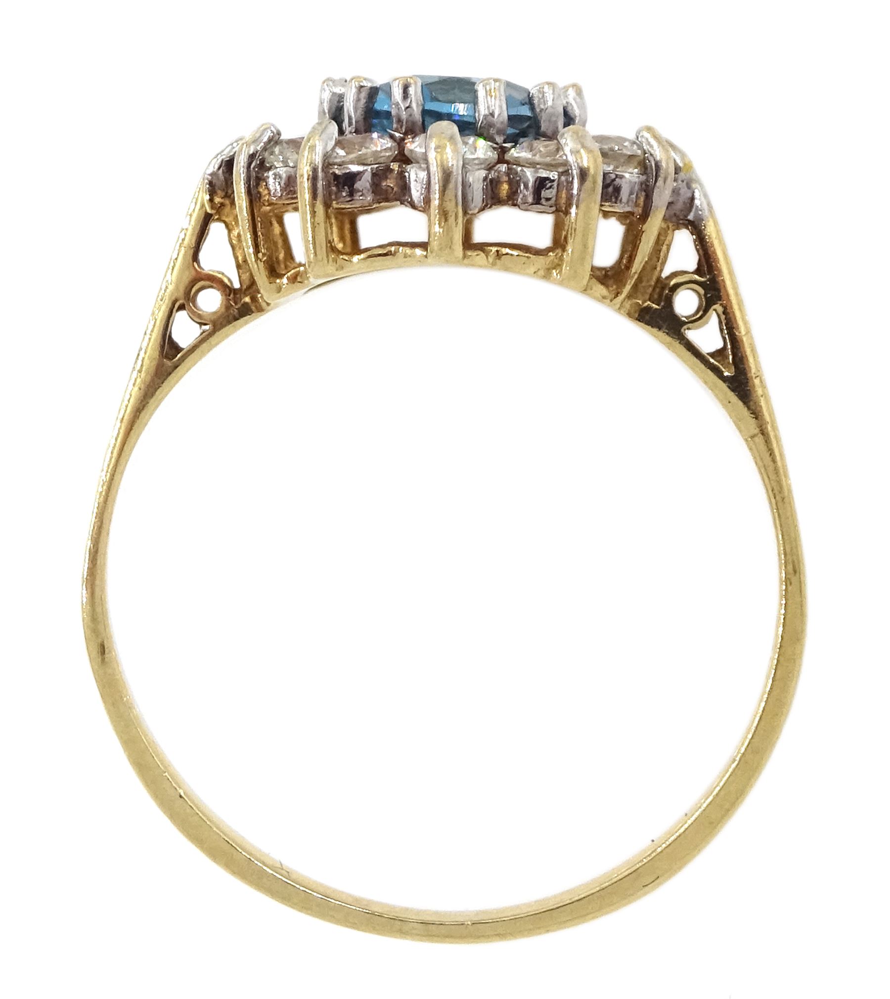 9ct gold oval Swiss blue topaz and cubic zirconia cluster ring - Image 4 of 4