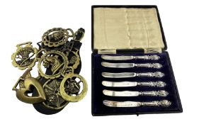 Cased set of six silver handled dessert knives and various horse brasses