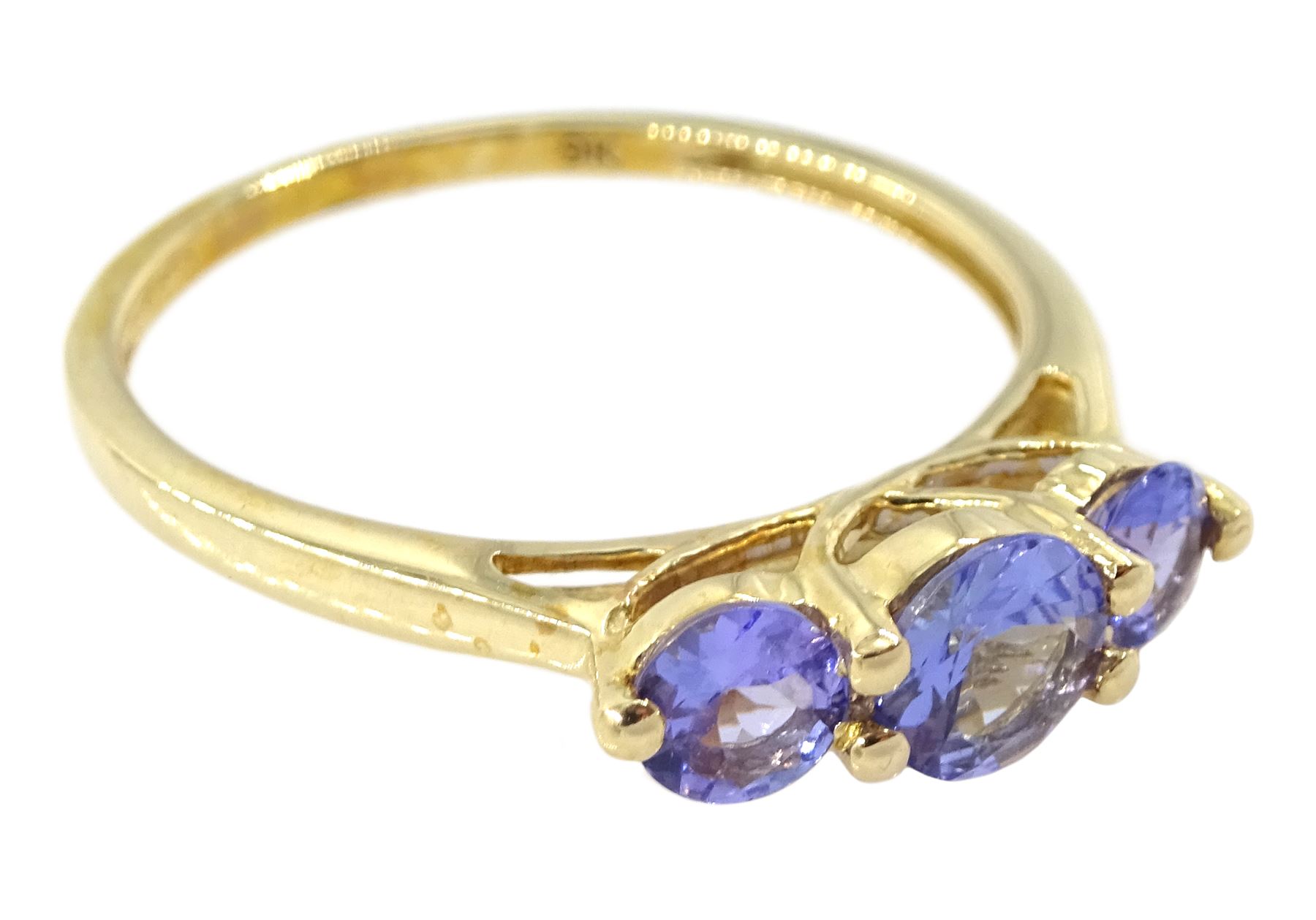 9ct gold three stone round tanzanite ring - Image 3 of 4