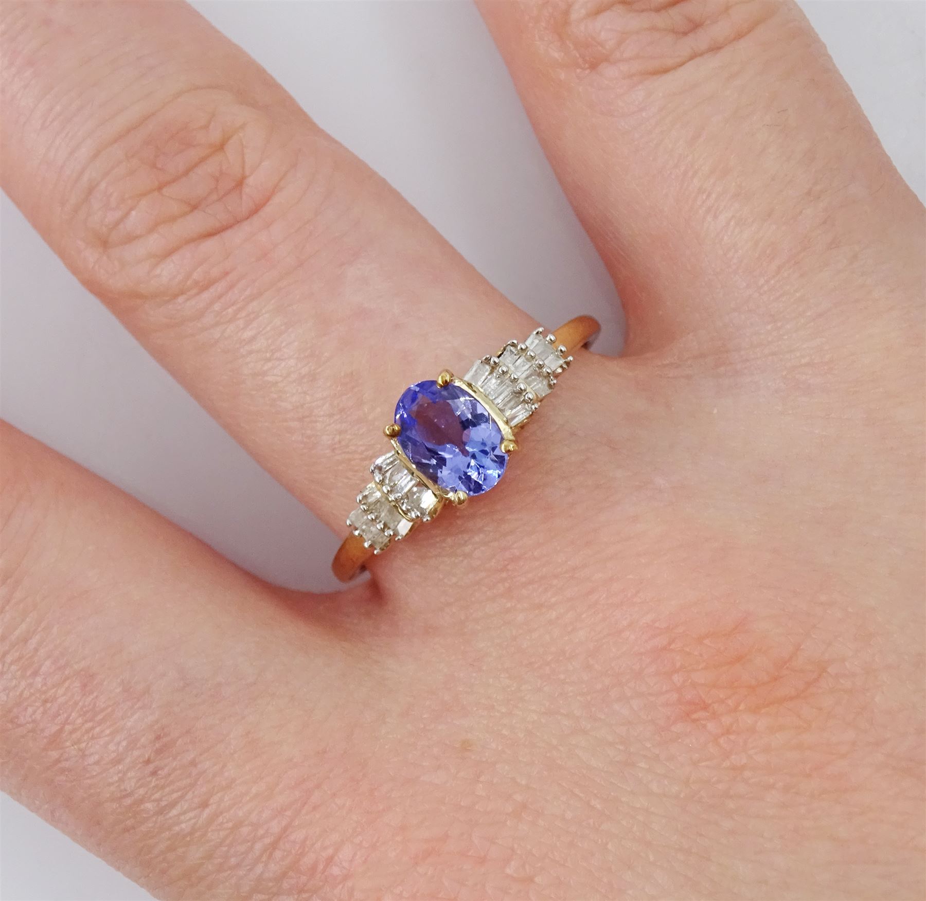 9ct gold oval tanzanite and diamond ring - Image 2 of 4