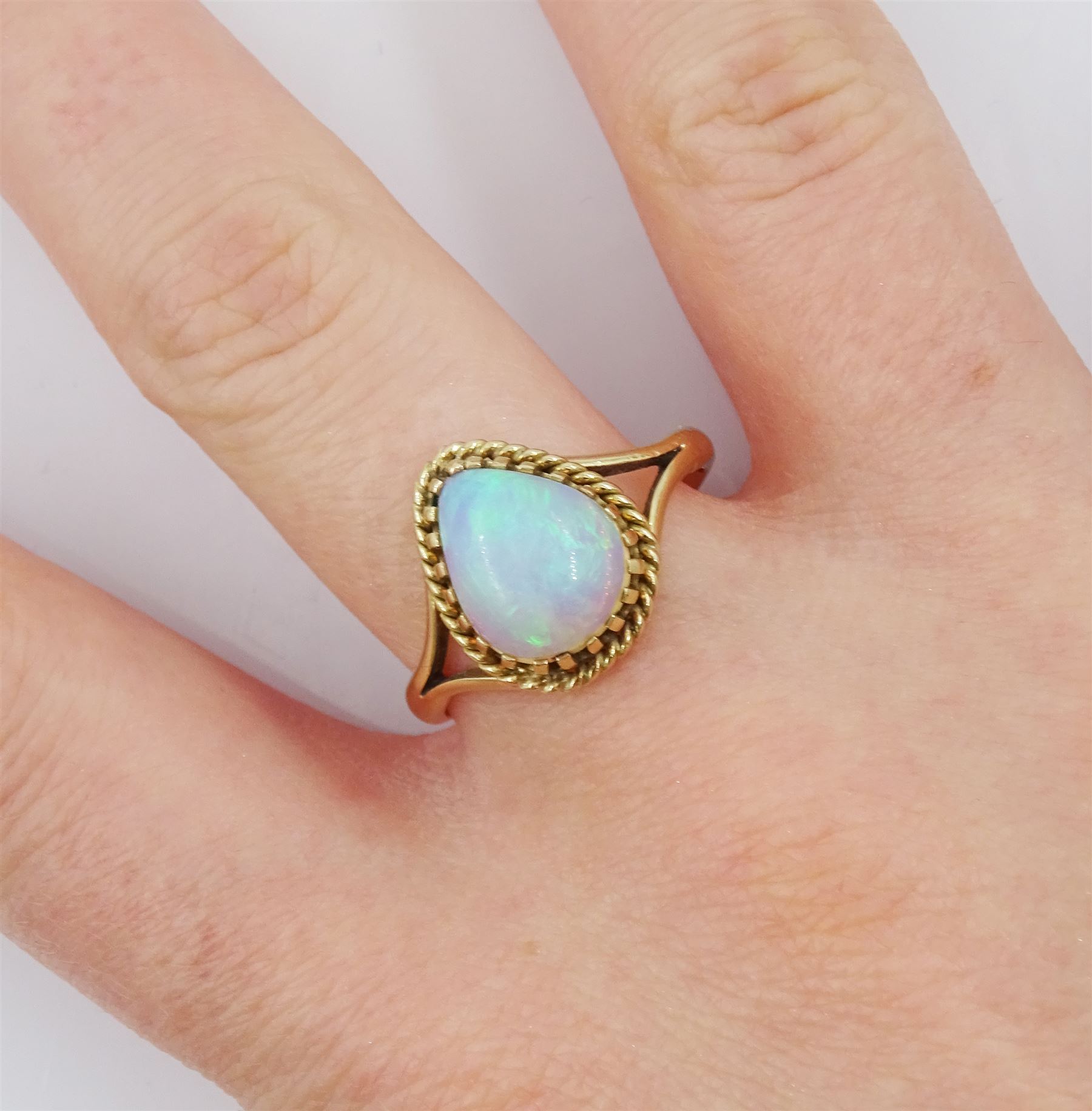 9ct gold single stone pear cut opal ring - Image 2 of 5