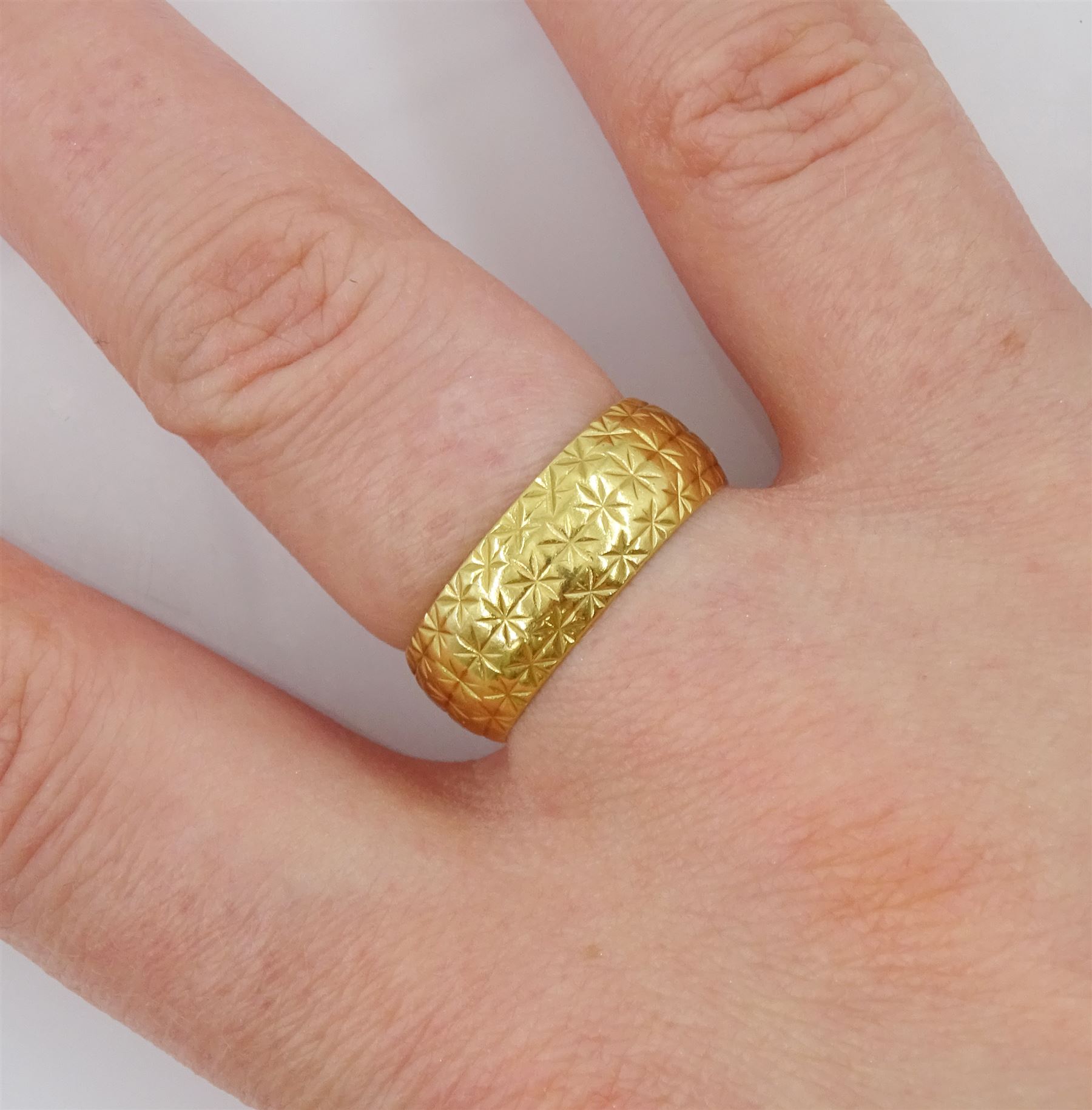 18ct gold wedding ring - Image 2 of 3