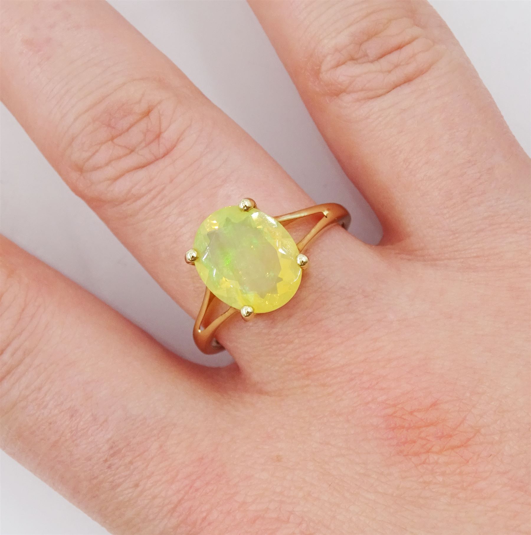 9ct gold single stone opal ring - Image 2 of 5