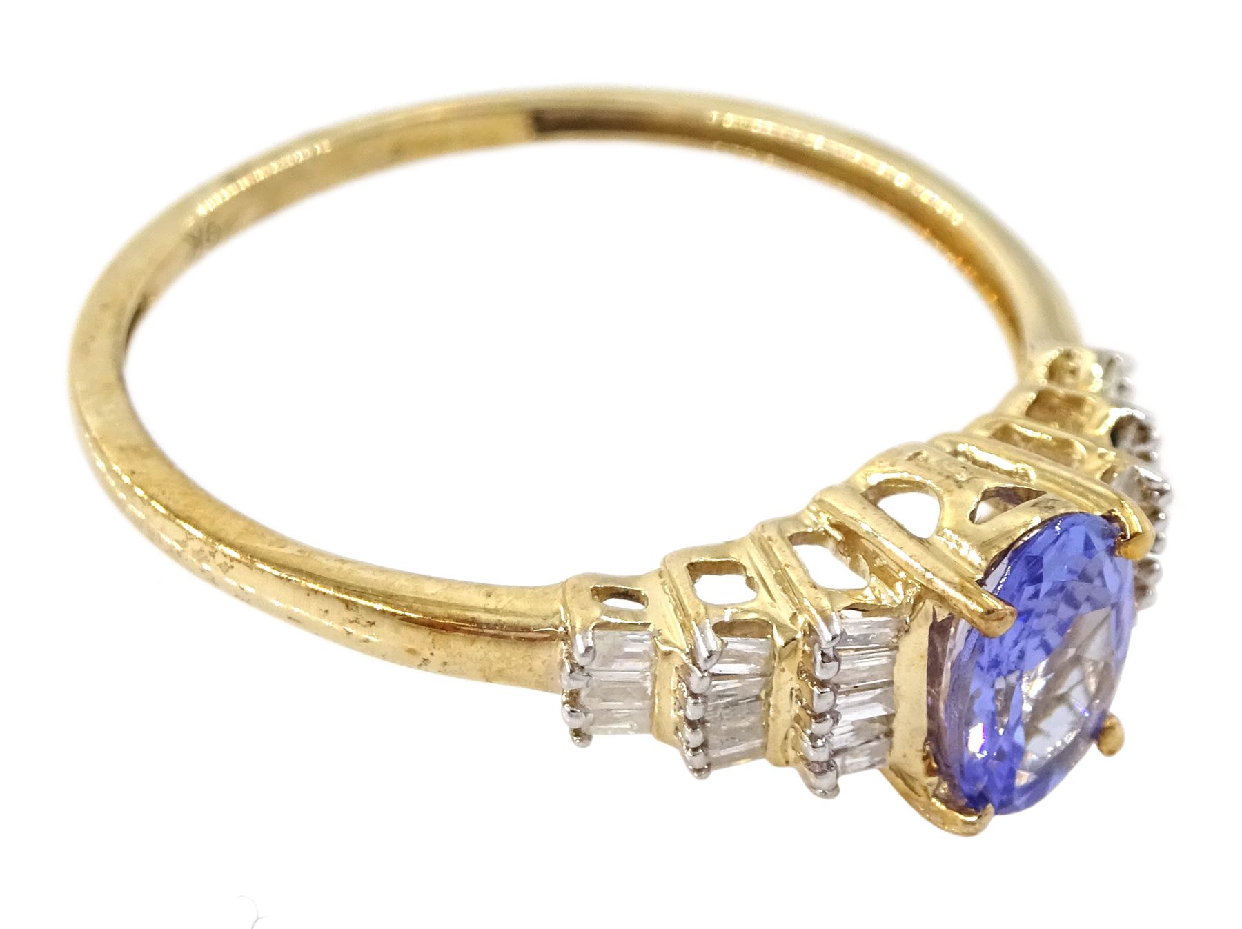 9ct gold oval tanzanite and diamond ring - Image 3 of 4