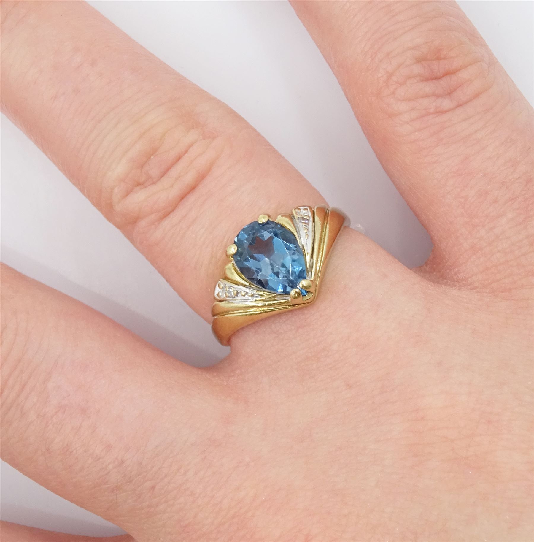 9ct gold pear cut London blue topaz ring - Image 2 of 4