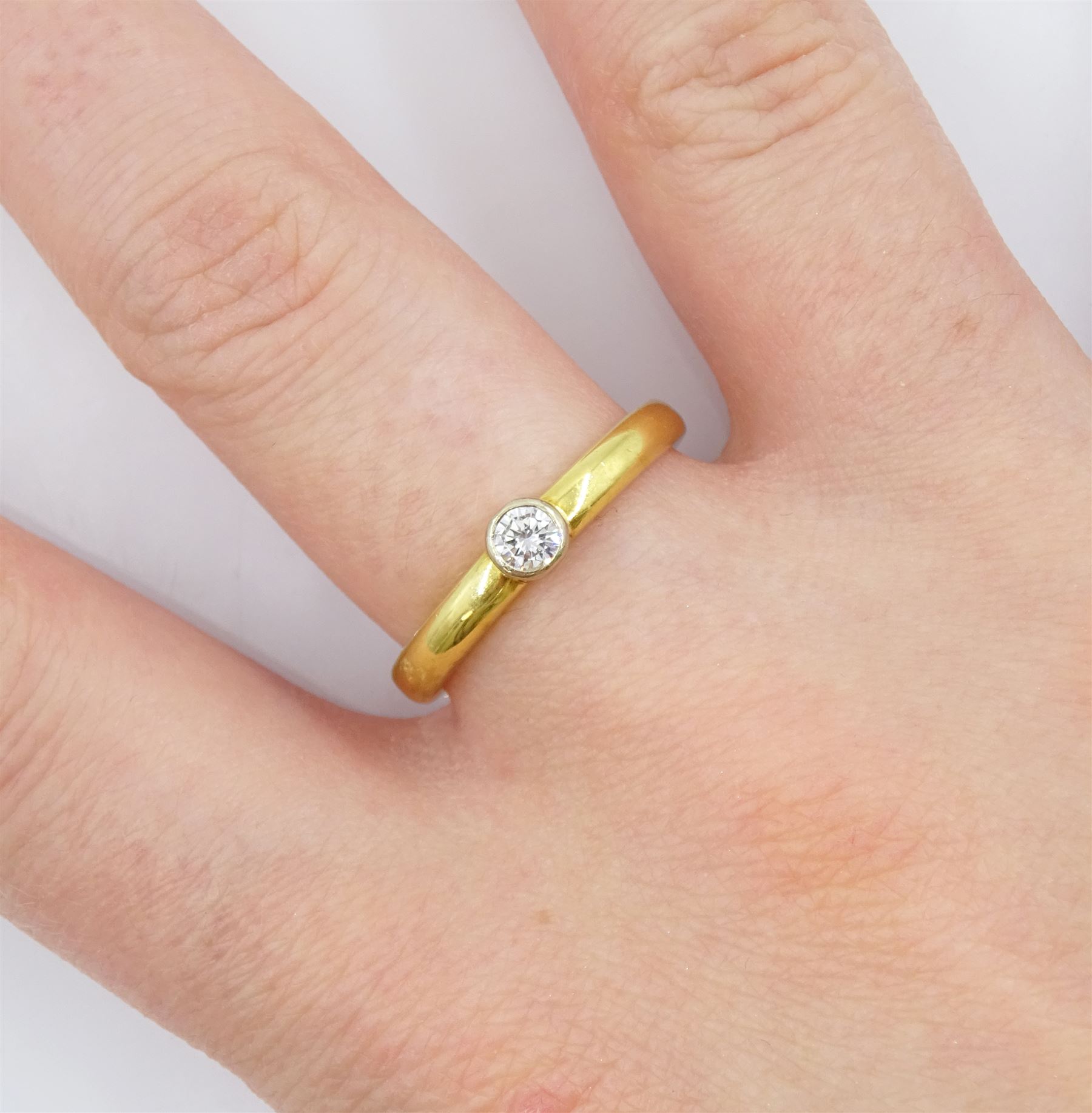 18ct gold bezel set single stone diamond ring - Image 2 of 4