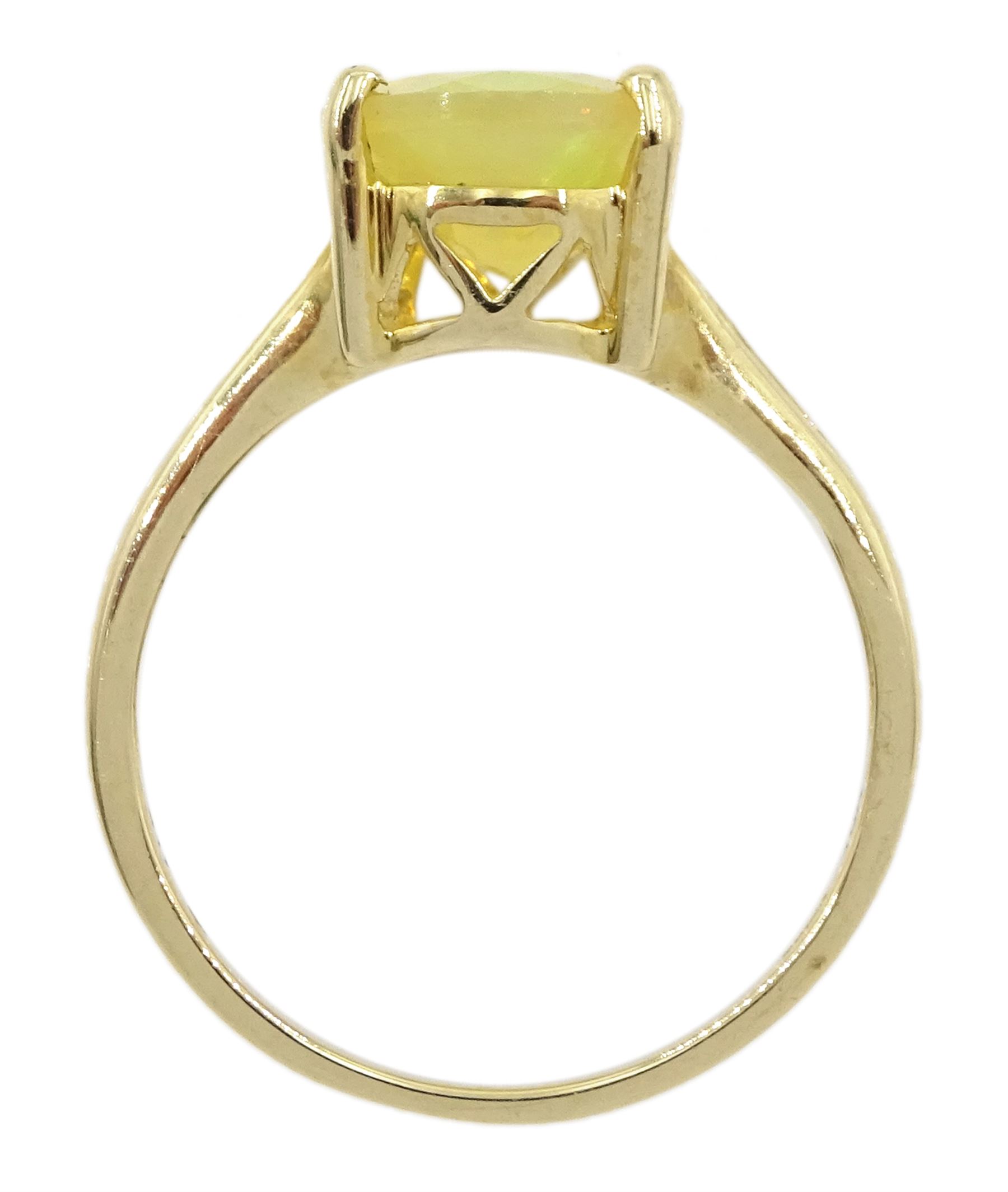 9ct gold single stone opal ring - Image 4 of 5