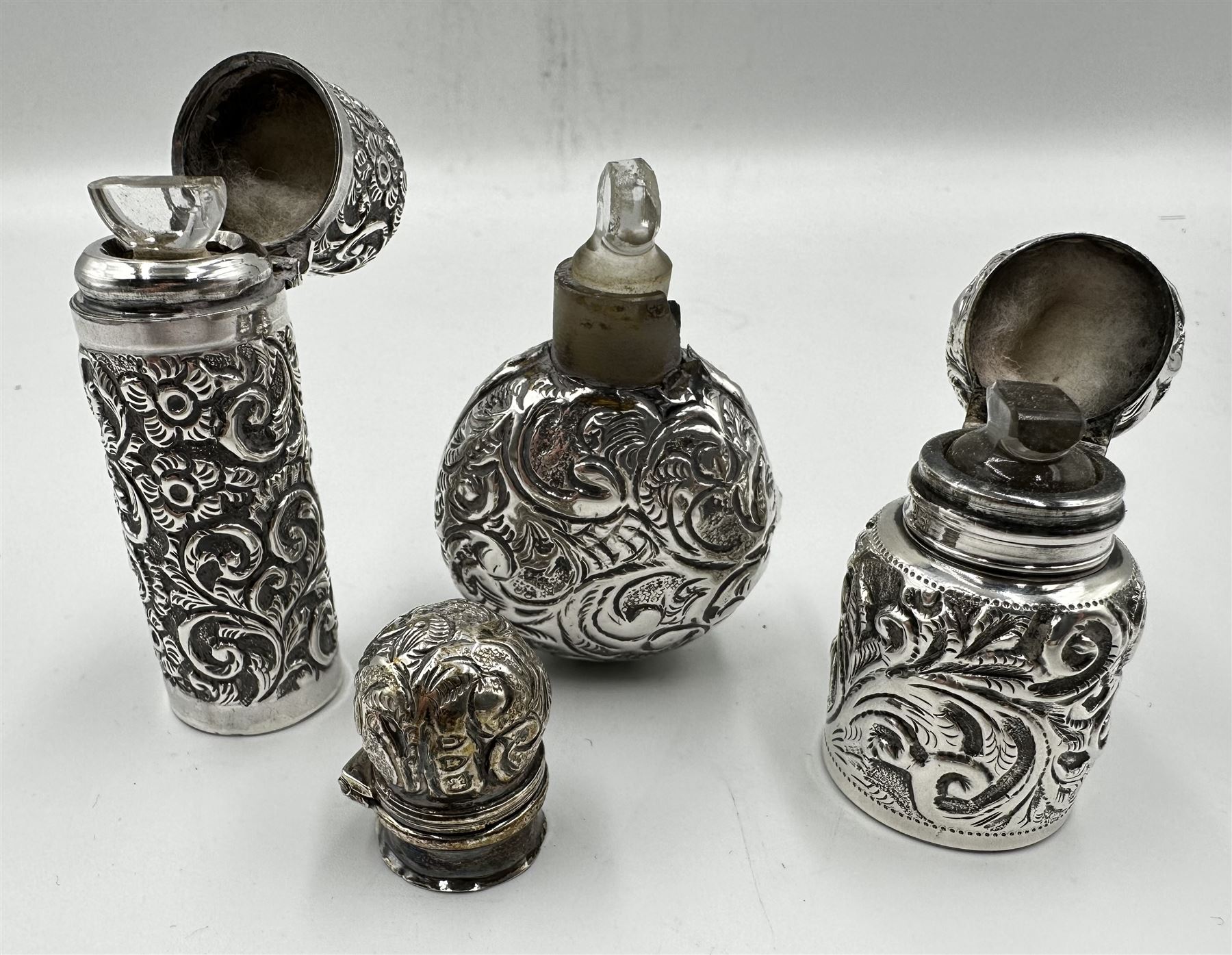 Late Victorian silver scent flask chased with scrolls - Image 3 of 4