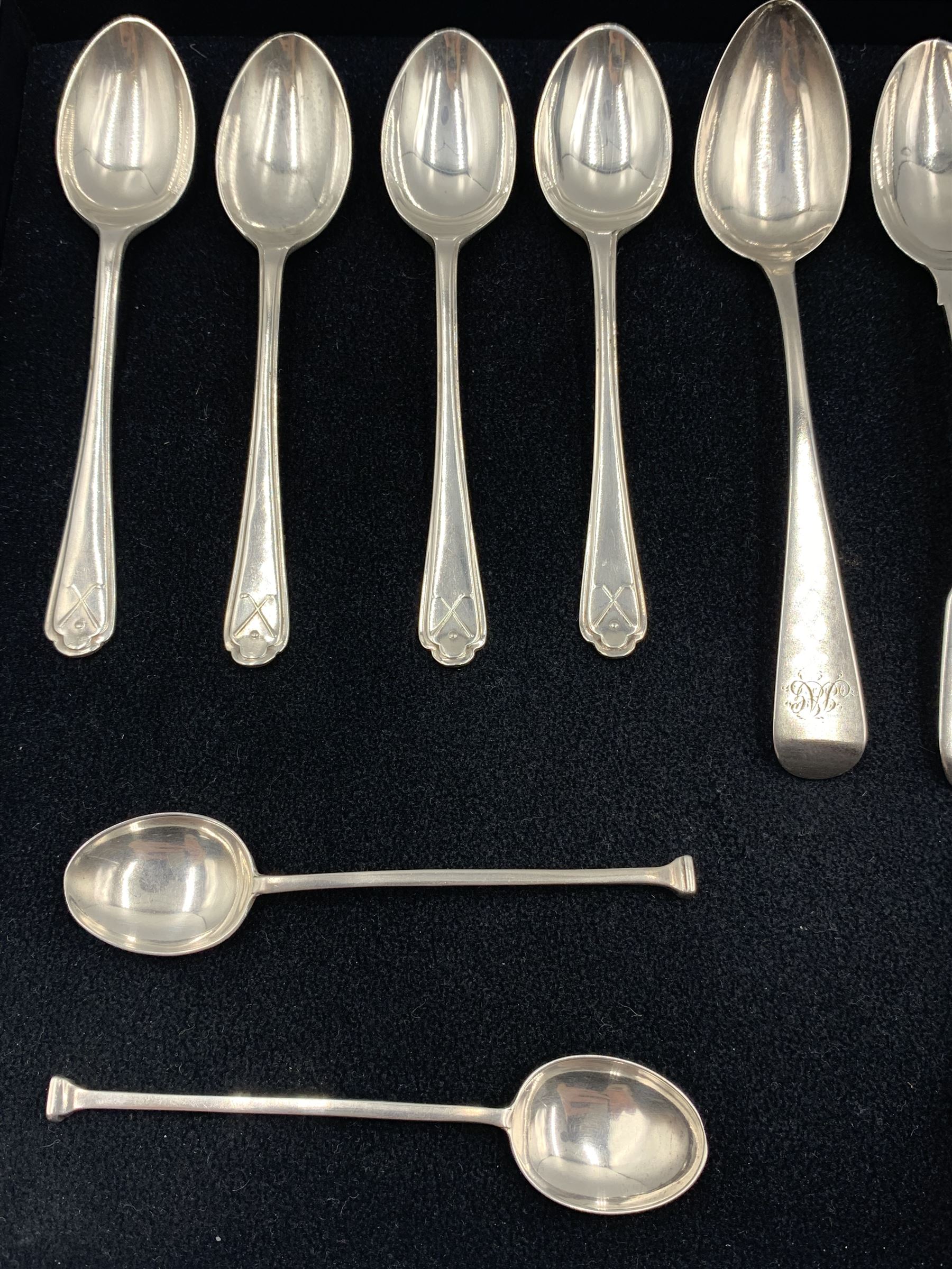 Four George IV silver fiddle pattern teaspoons York 1824 Maker Barber - Image 3 of 3