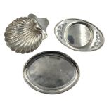 Victorian oval silver teapot stand with raised border and spade shape supports L16cm Chester 1899 Ma