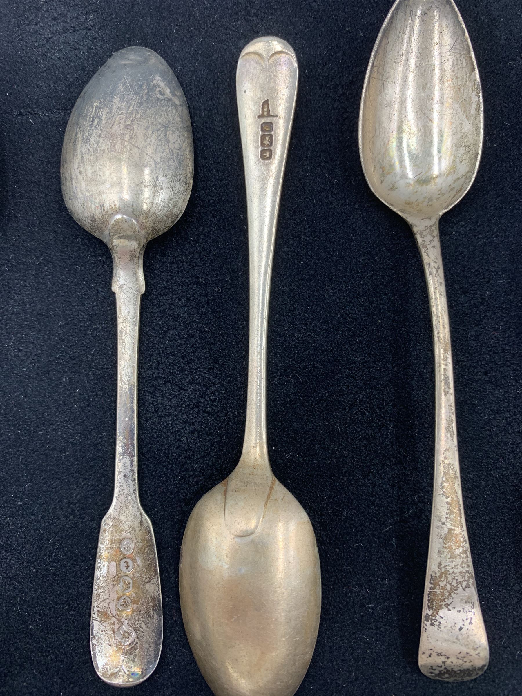 Set of six late Victorian silver tea spoons Sheffield 1896 Maker Walker & Hall - Image 2 of 2