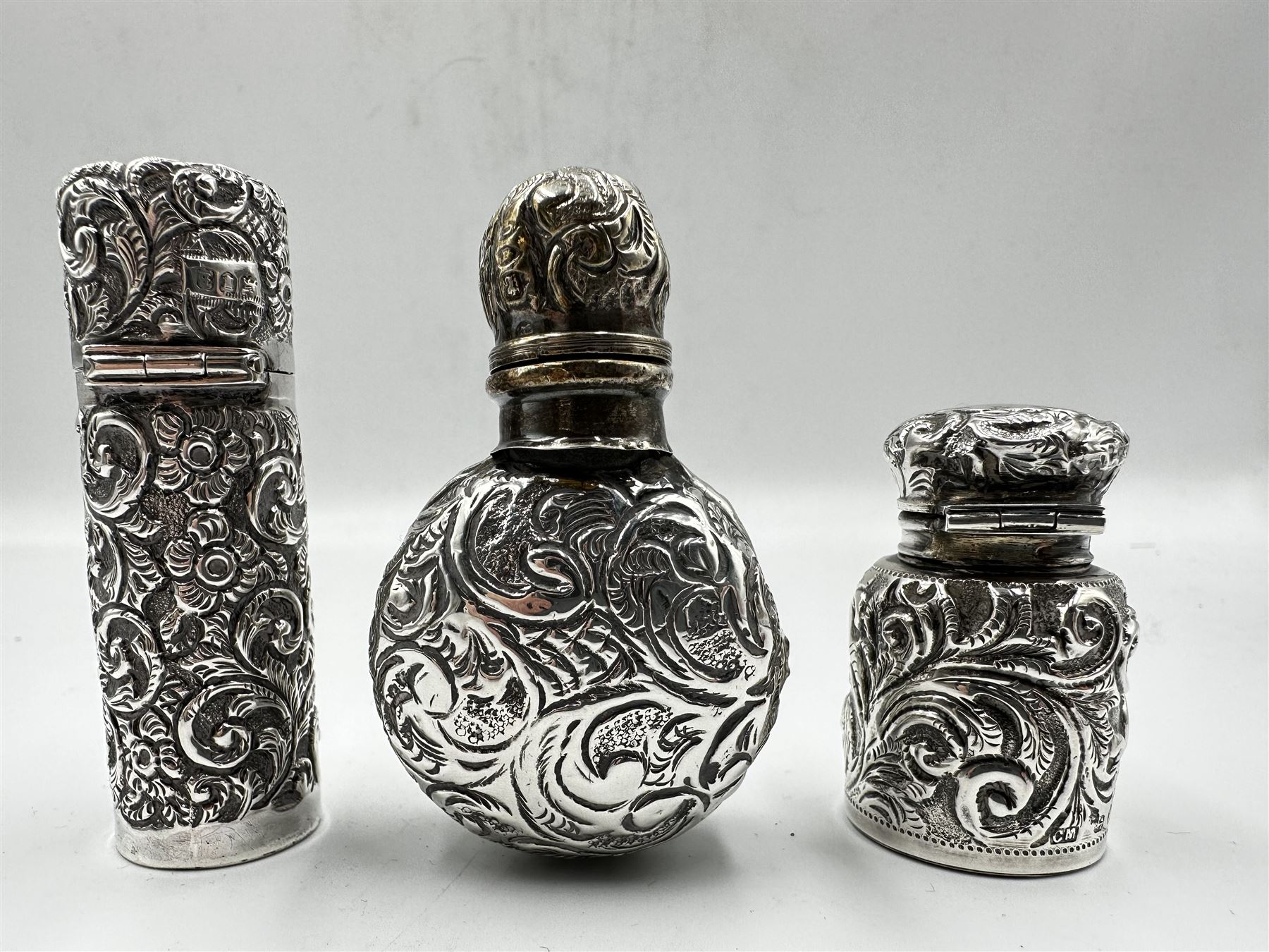 Late Victorian silver scent flask chased with scrolls - Image 4 of 4