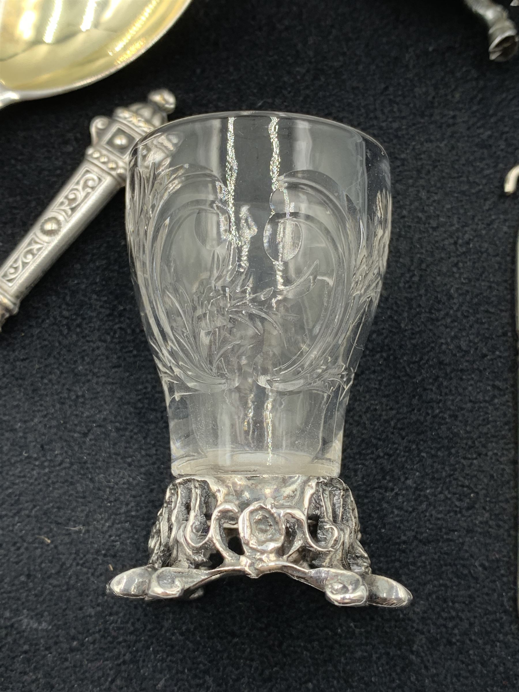 Edwardian etched shot glass on pierced silver stand by William Comyns & Sons - Image 4 of 4