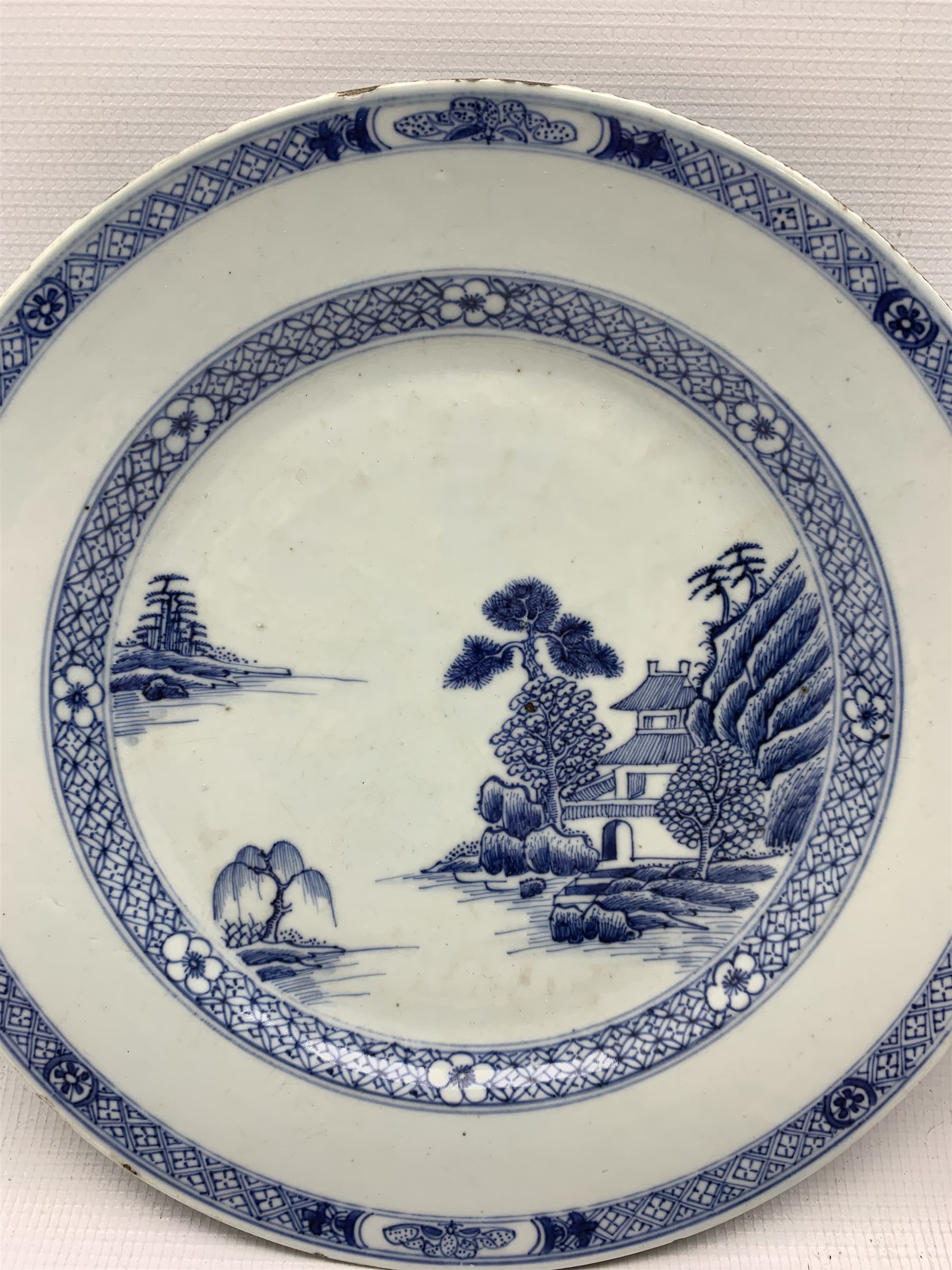 18th century Chinese Export porcelain blue and white charger - Image 8 of 11