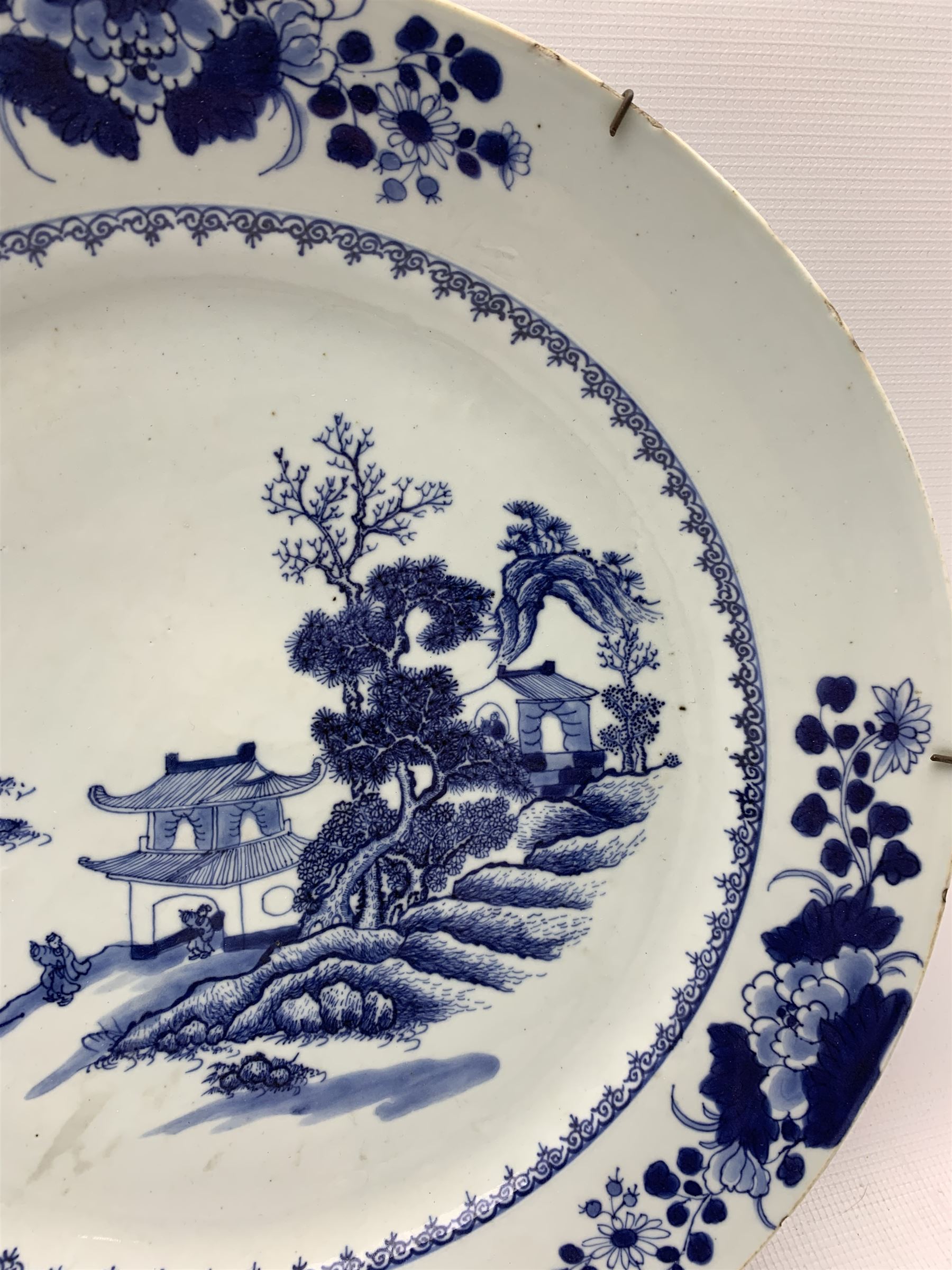 18th century Chinese Export porcelain blue and white charger - Image 9 of 11