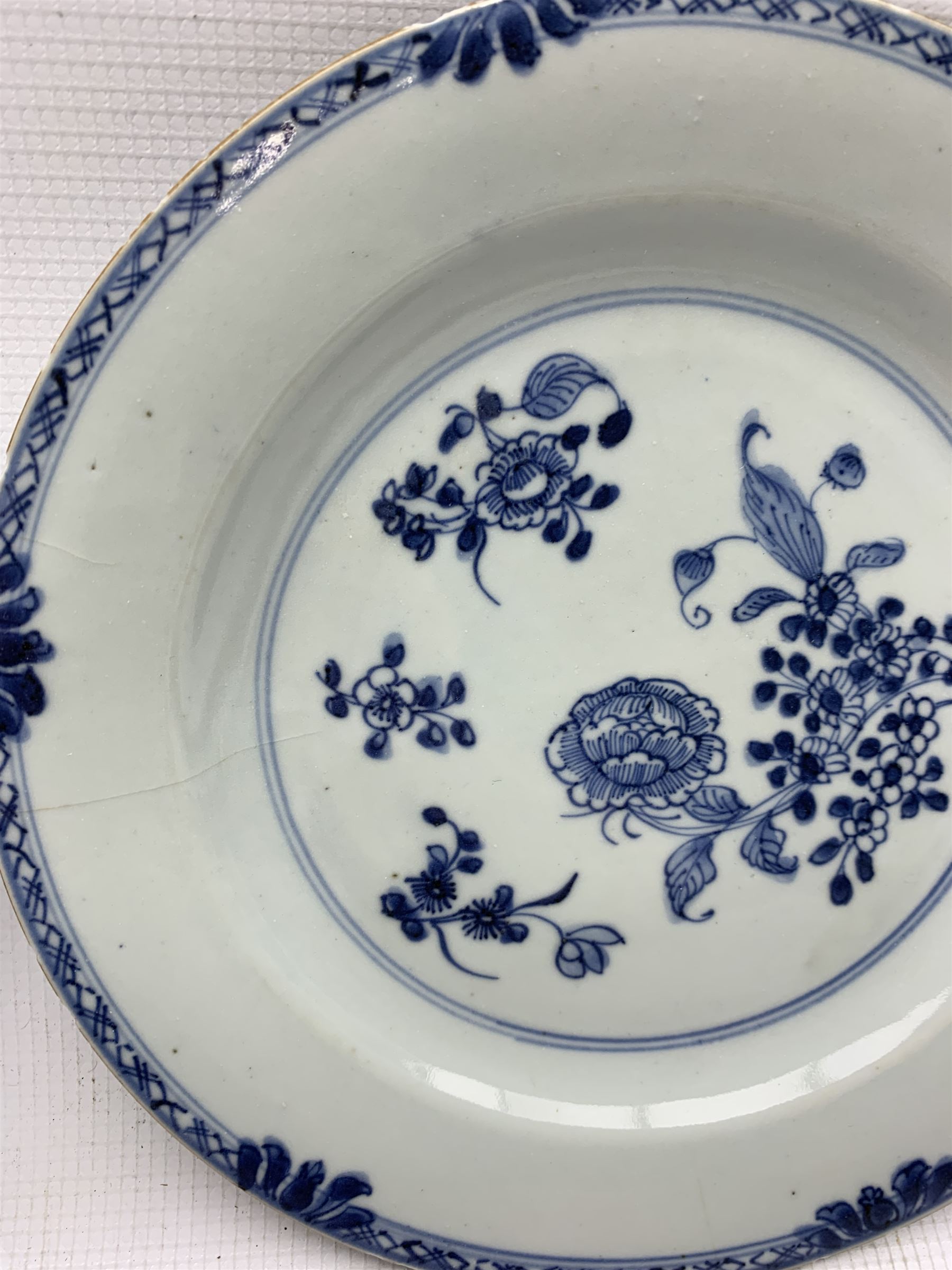 18th century Chinese Export porcelain blue and white charger - Image 7 of 11