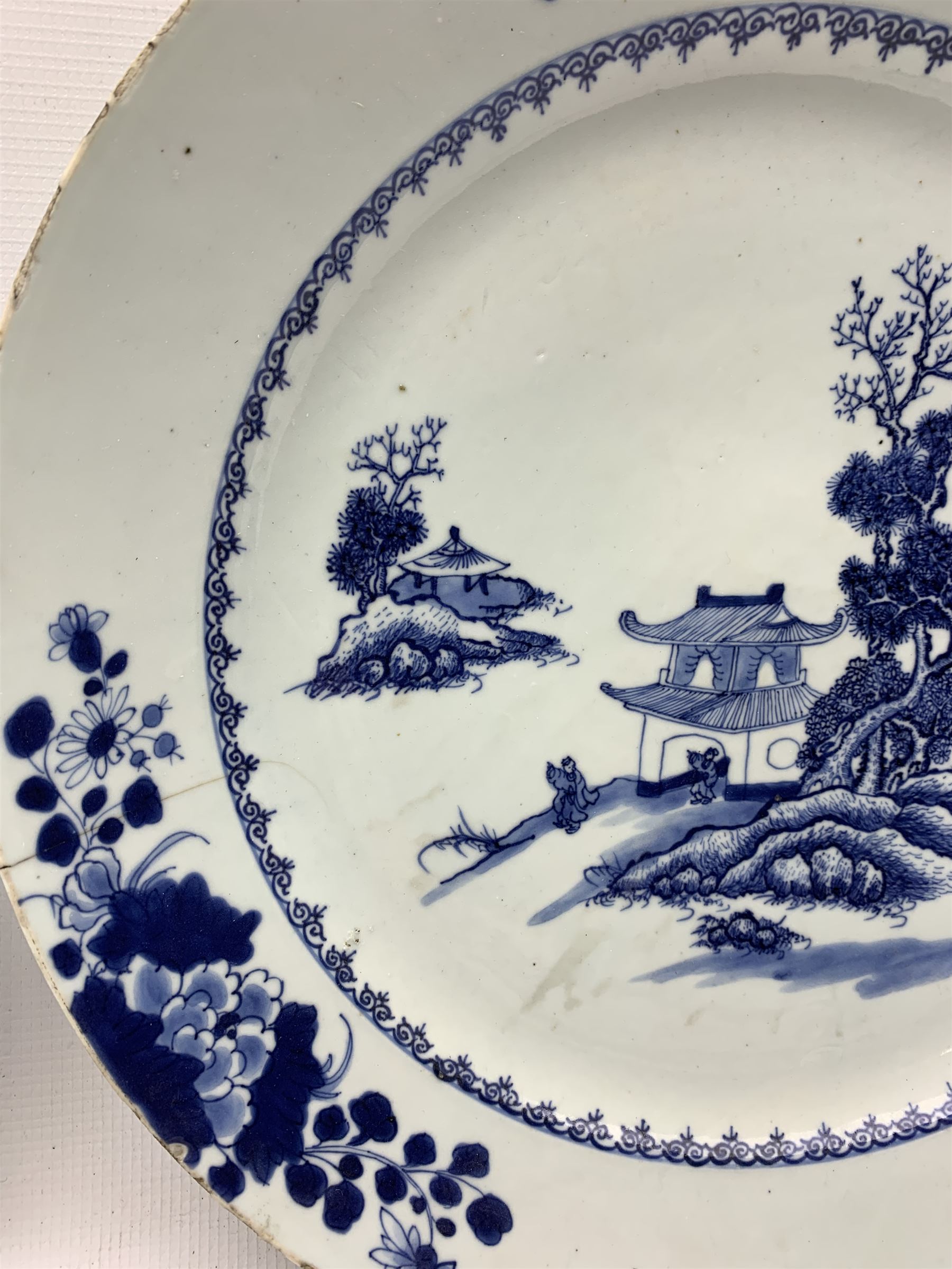 18th century Chinese Export porcelain blue and white charger - Image 10 of 11