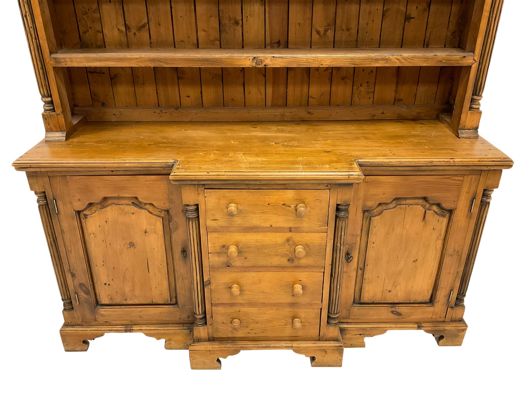 Traditional pine dresser - Image 3 of 7