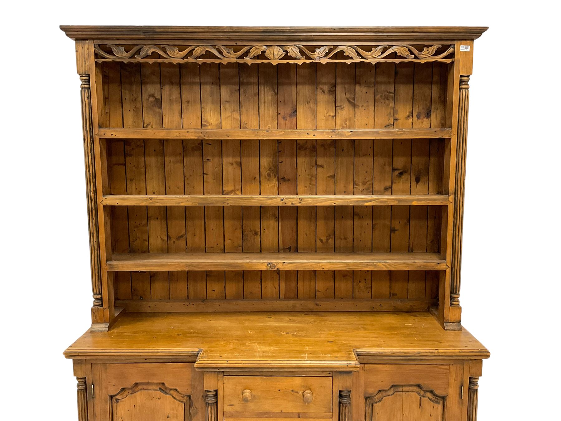 Traditional pine dresser - Image 5 of 7