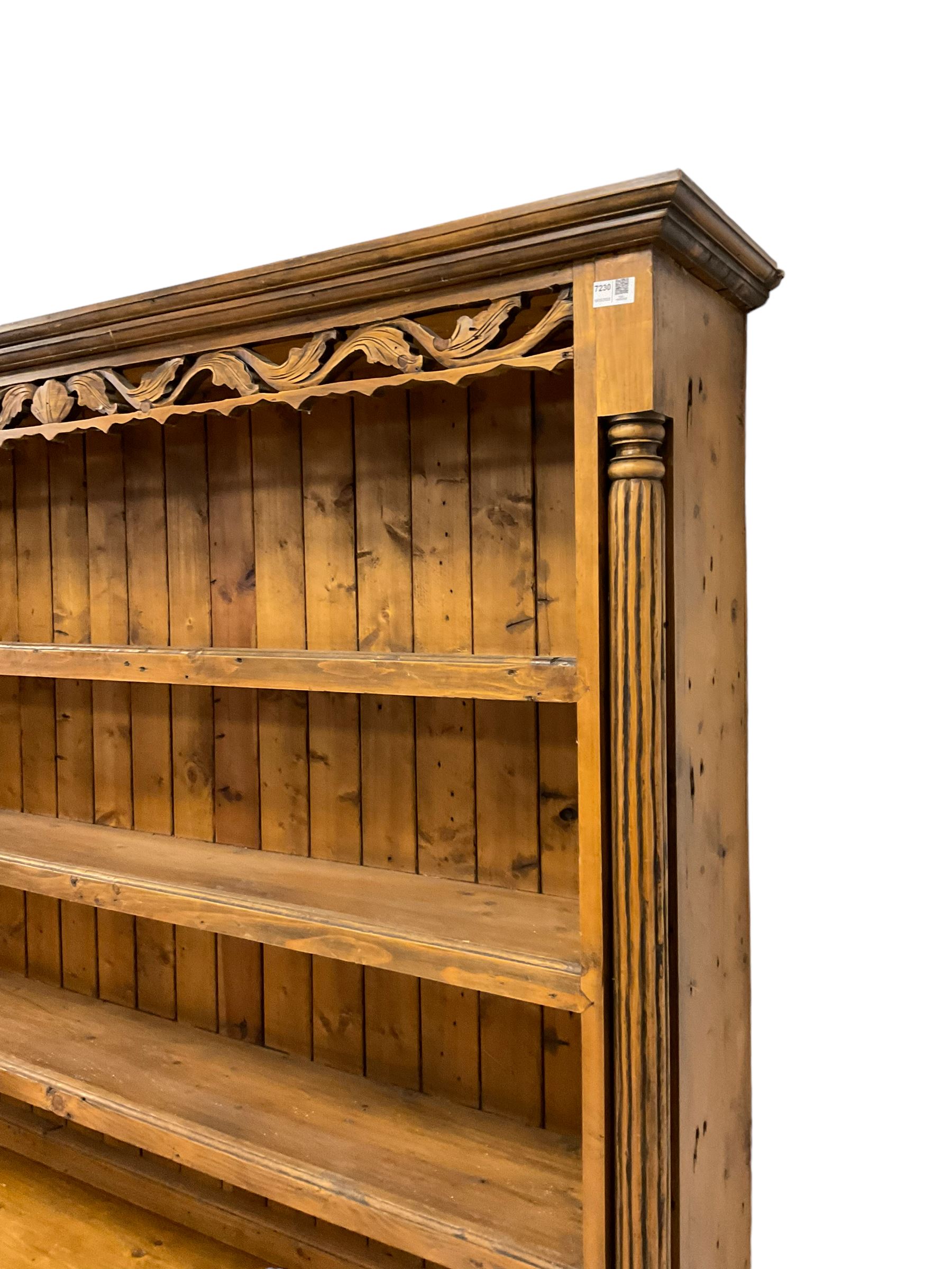 Traditional pine dresser - Image 4 of 7