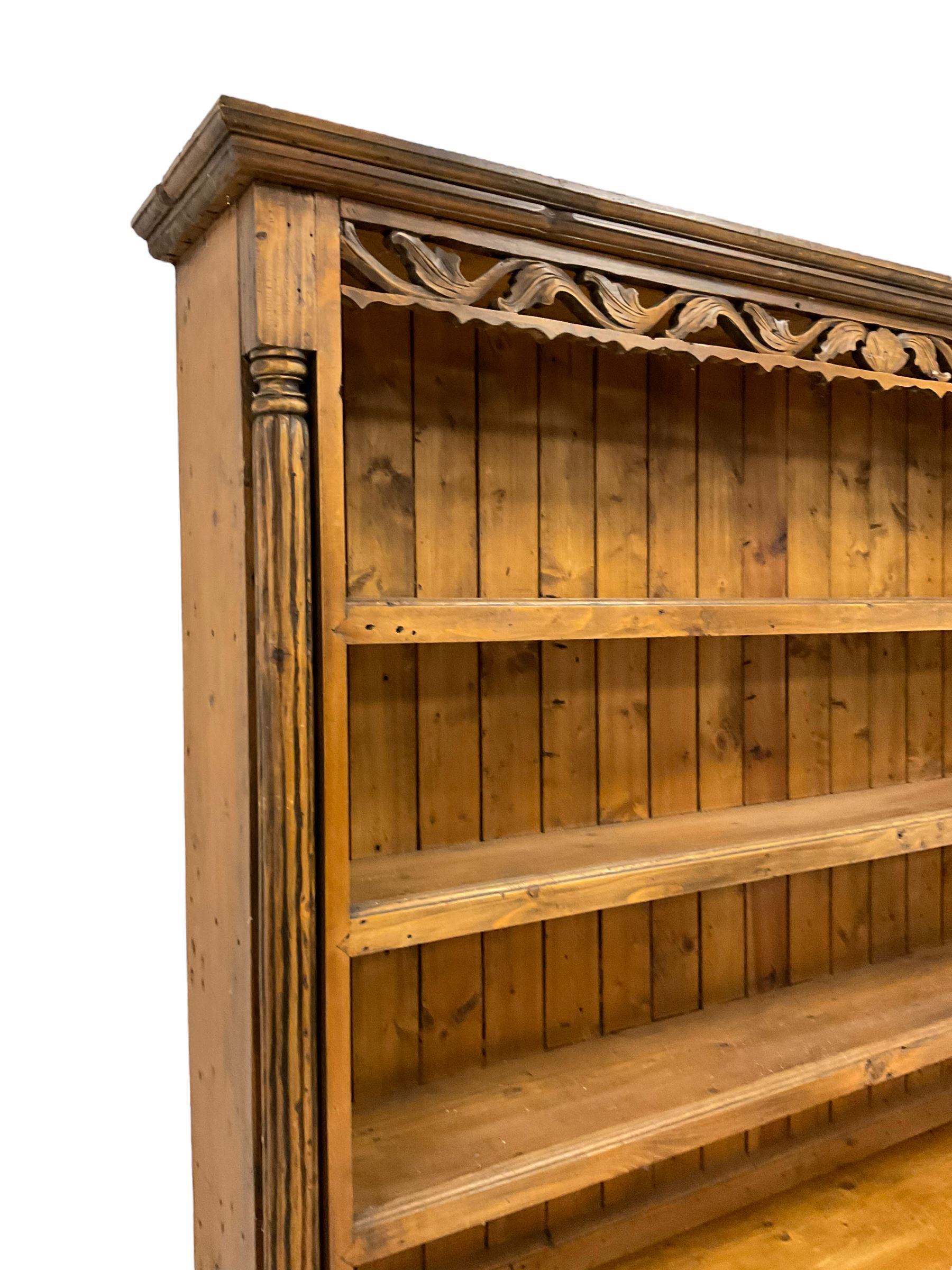 Traditional pine dresser - Image 7 of 7