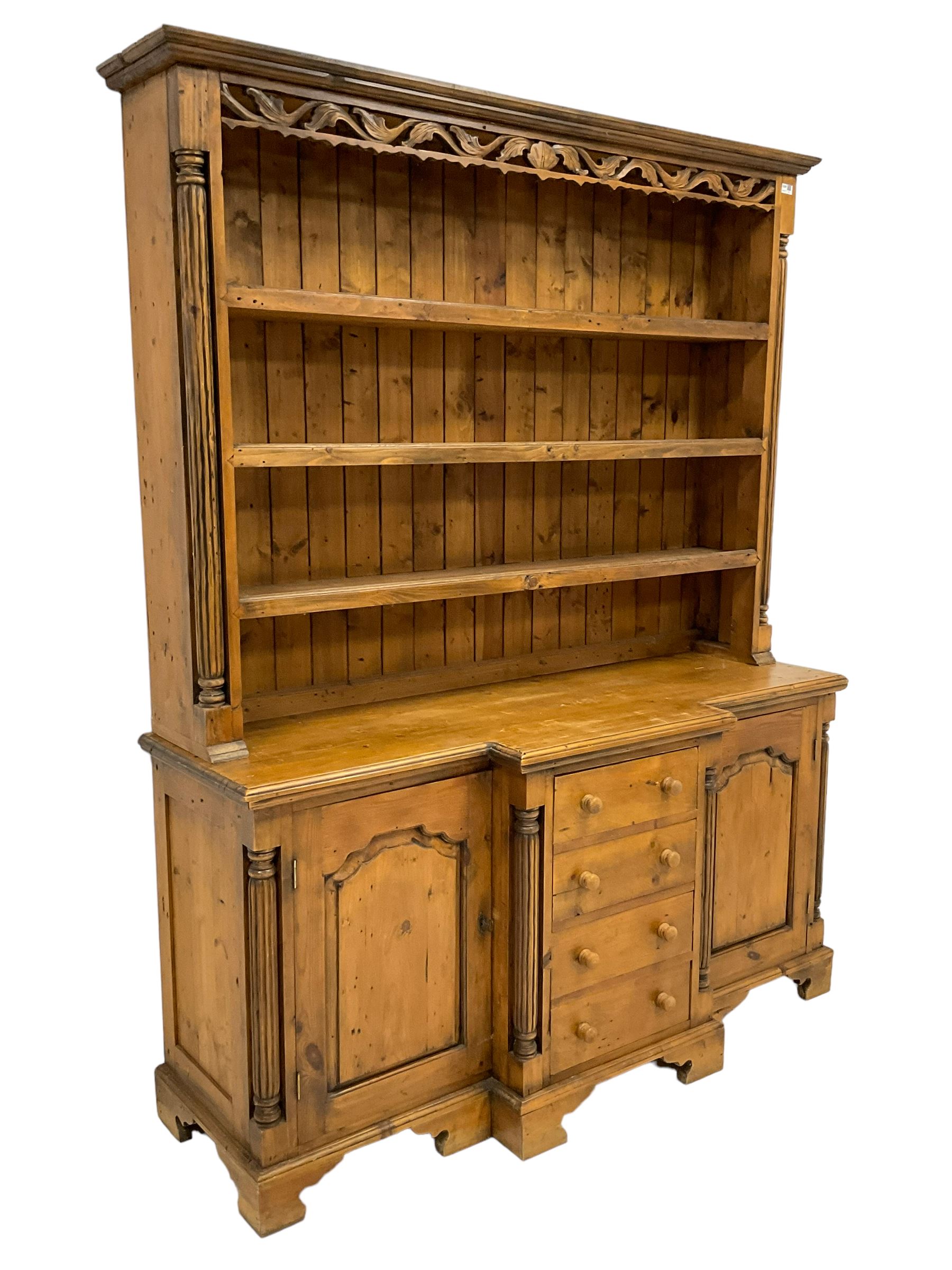 Traditional pine dresser - Image 2 of 7