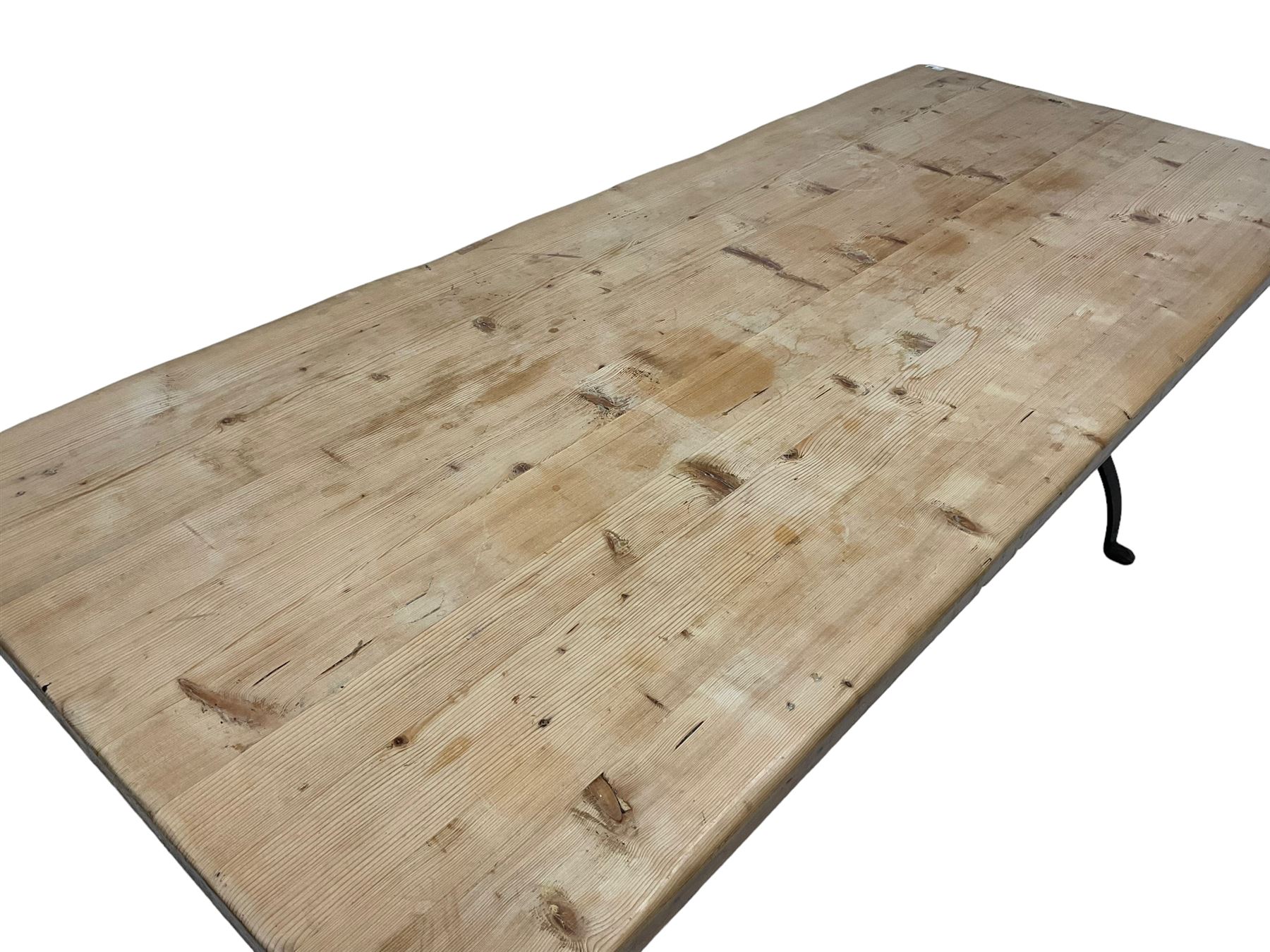 Stripped pine dining table - Image 3 of 6