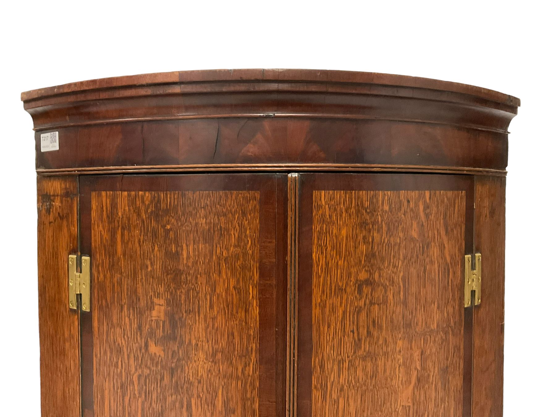 Early 19th century oak and mahogany banded bow-front corner cupboard - Image 4 of 5