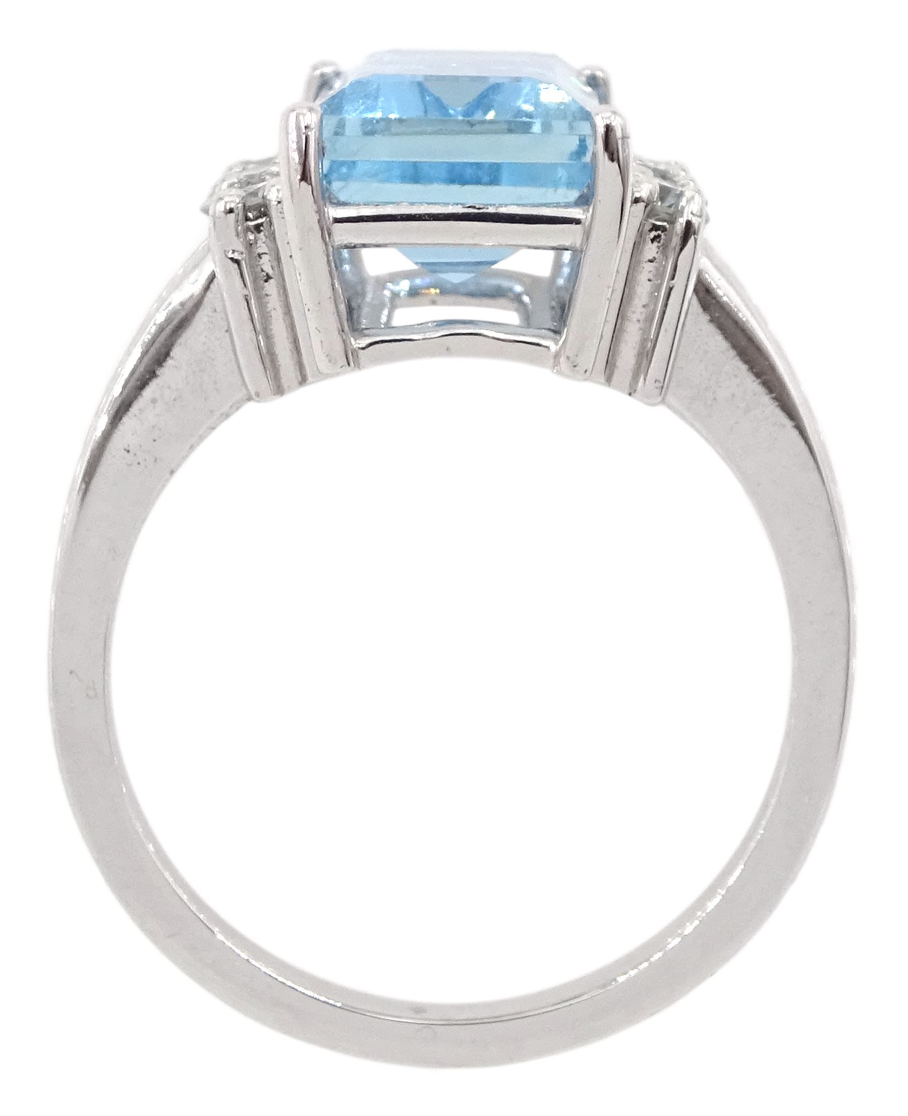 18ct white gold baguette cut aquamarine and six stone round brilliant cut diamond ring - Image 4 of 4