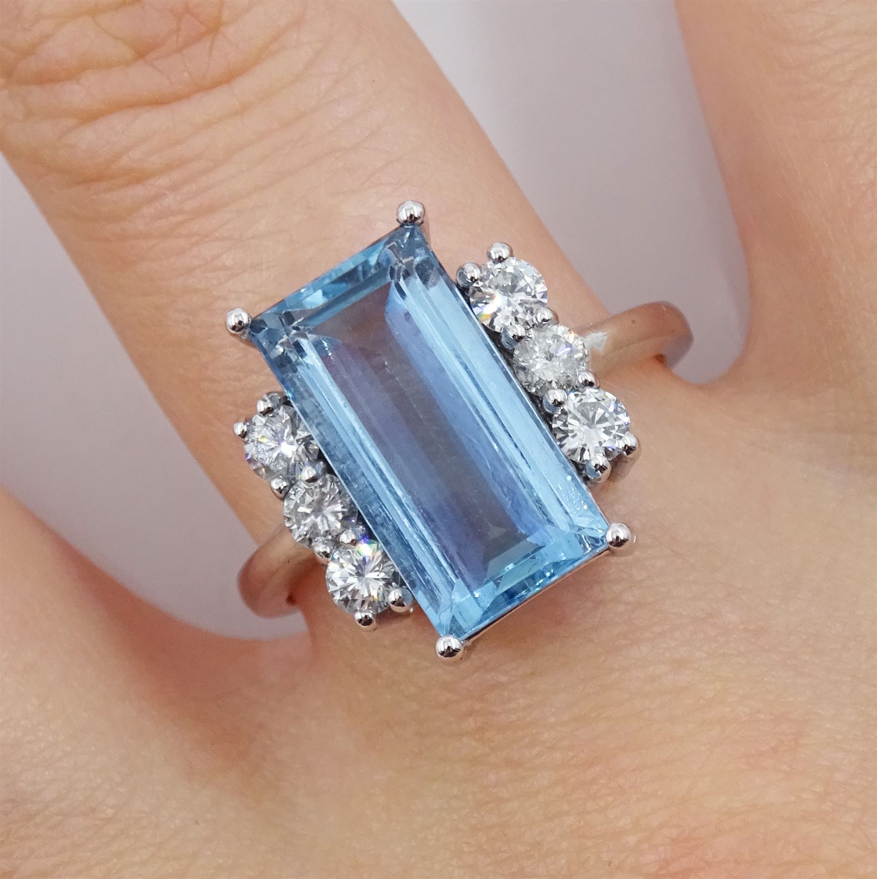 18ct white gold baguette cut aquamarine and six stone round brilliant cut diamond ring - Image 2 of 4