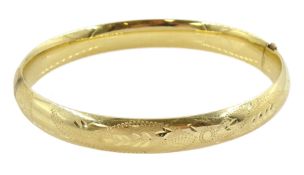 Gold hinged bangle with bright cut decoration