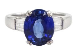 18ct white gold single stone oval cut sapphire ring