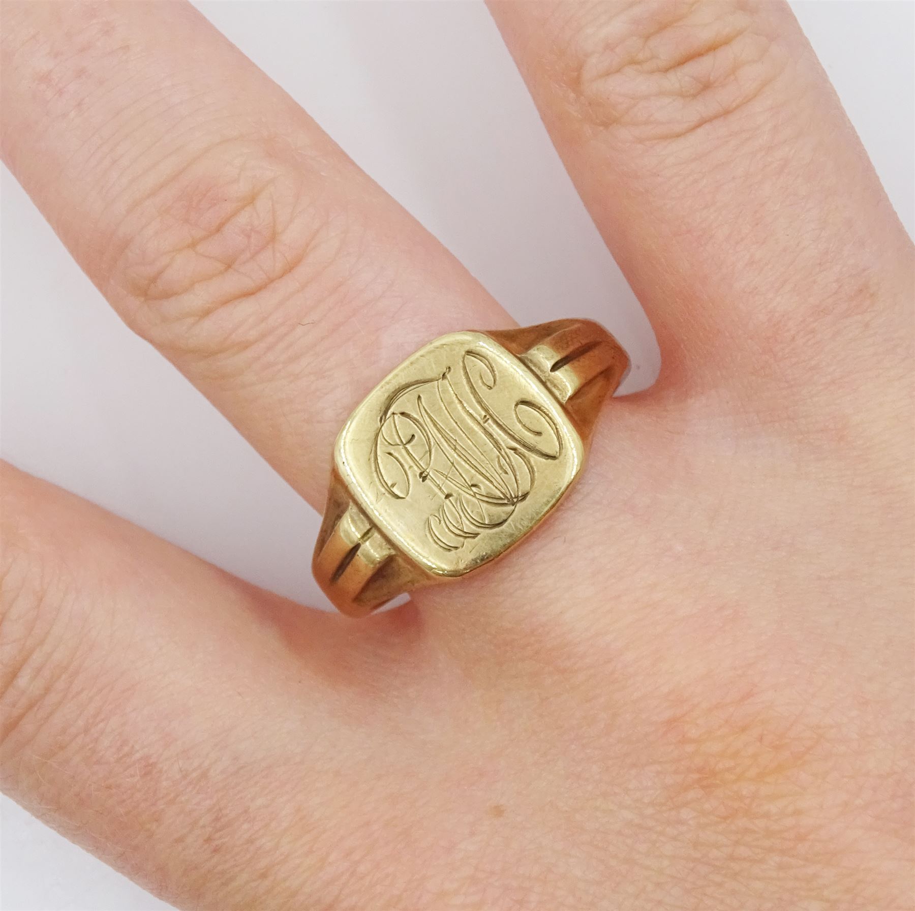 9ct gold signet ring with engraved initials 'RHN' - Image 2 of 4