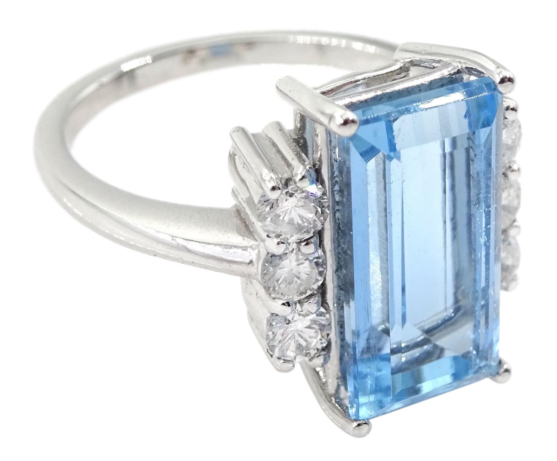 18ct white gold baguette cut aquamarine and six stone round brilliant cut diamond ring - Image 3 of 4
