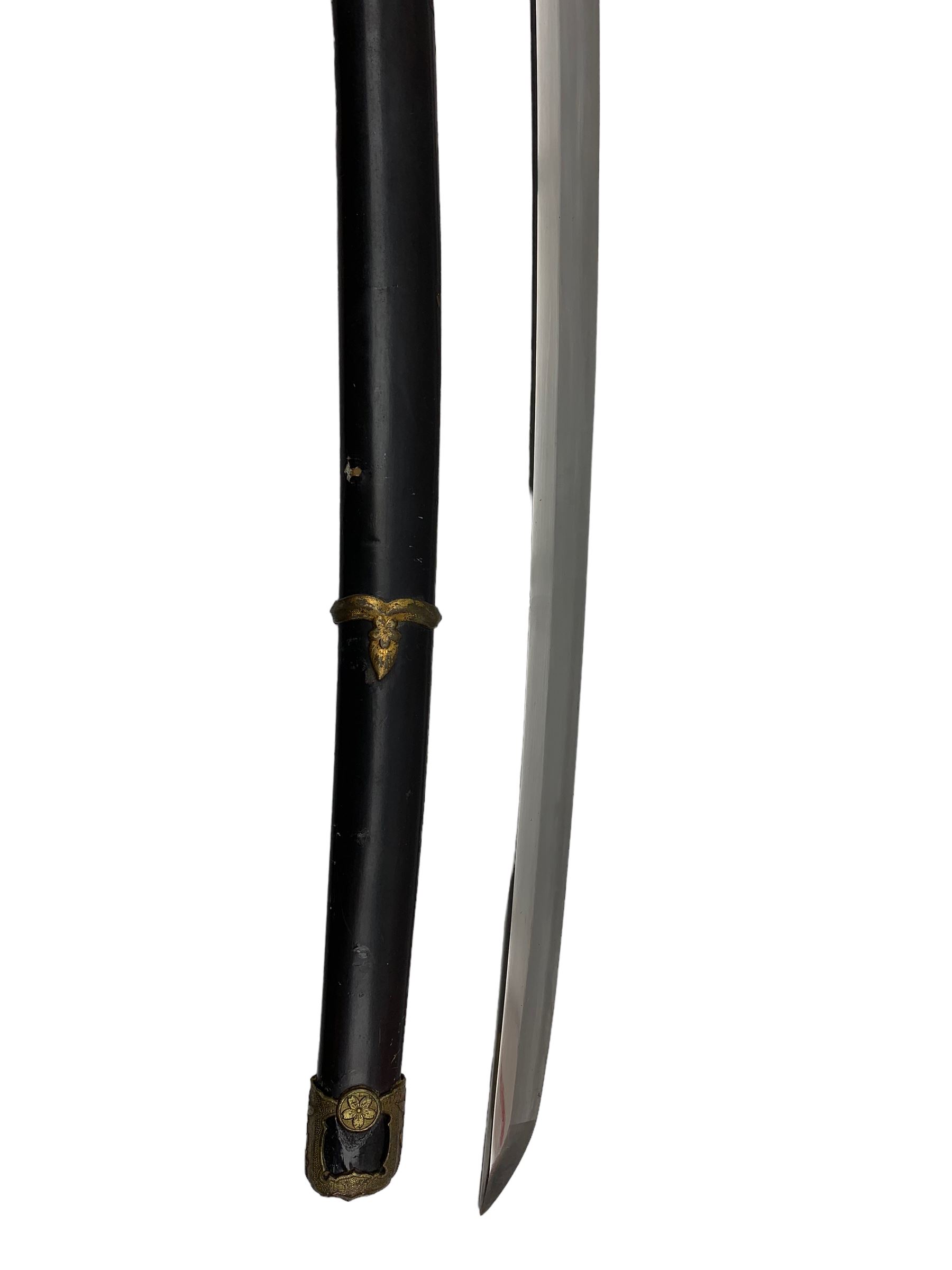 World War II Japanese Katana with cord wound tsuka and military mounts in lacquered scabbard - Image 7 of 10