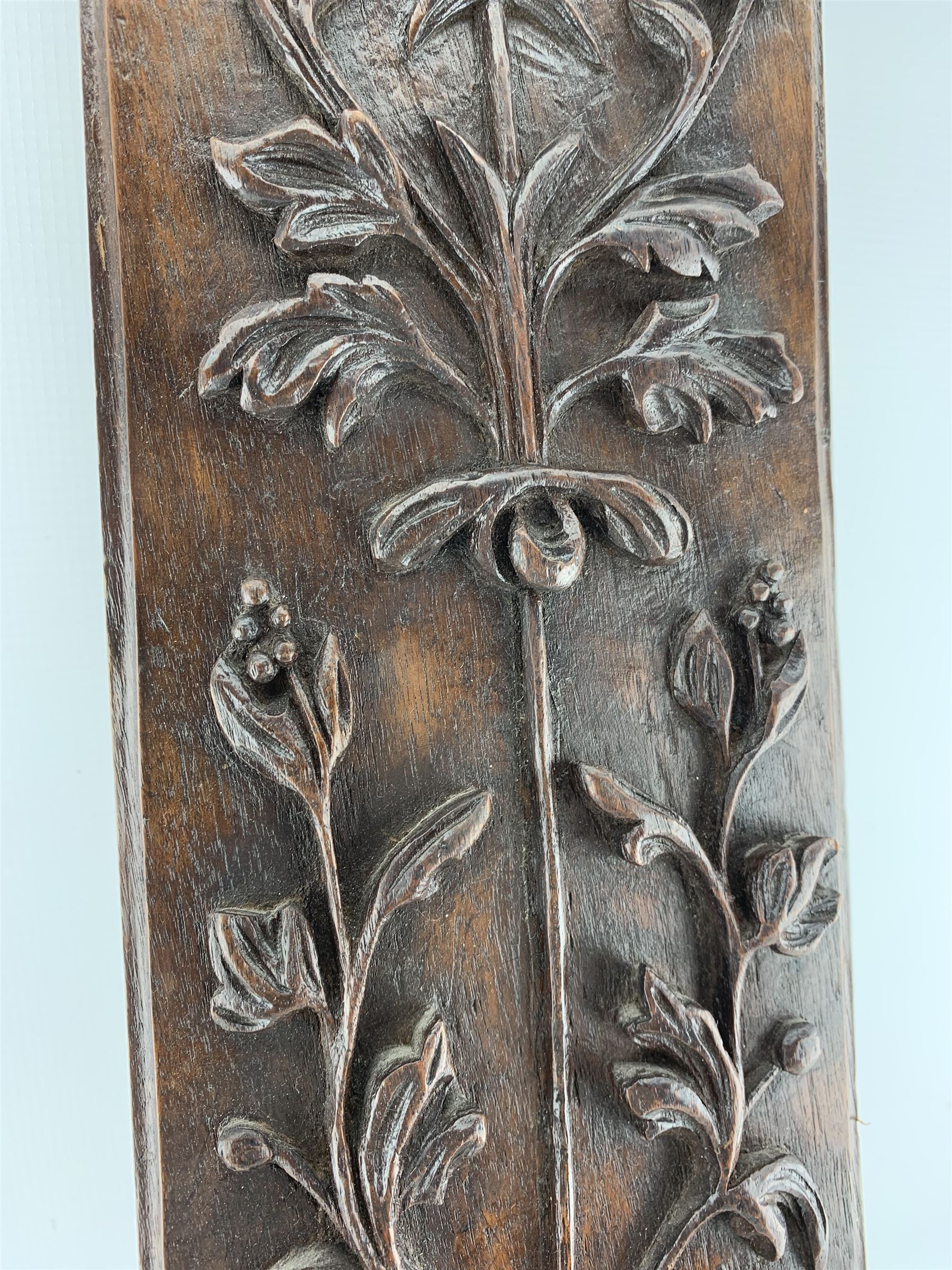 20th century extended walnut wall bracket with applied foliate carved decoration - Bild 3 aus 3