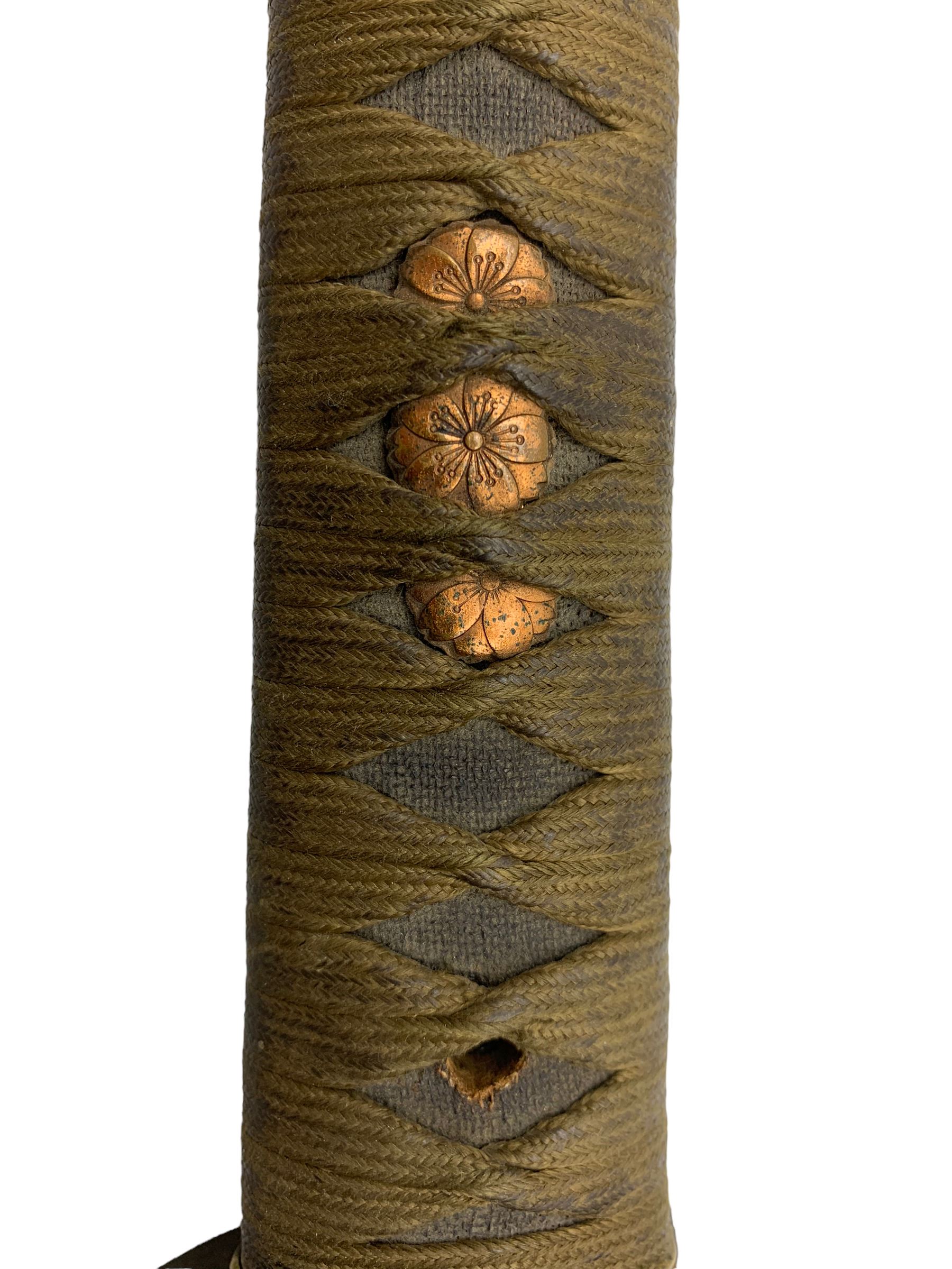 World War II Japanese Katana with cord wound tsuka and military mounts in lacquered scabbard - Image 5 of 10