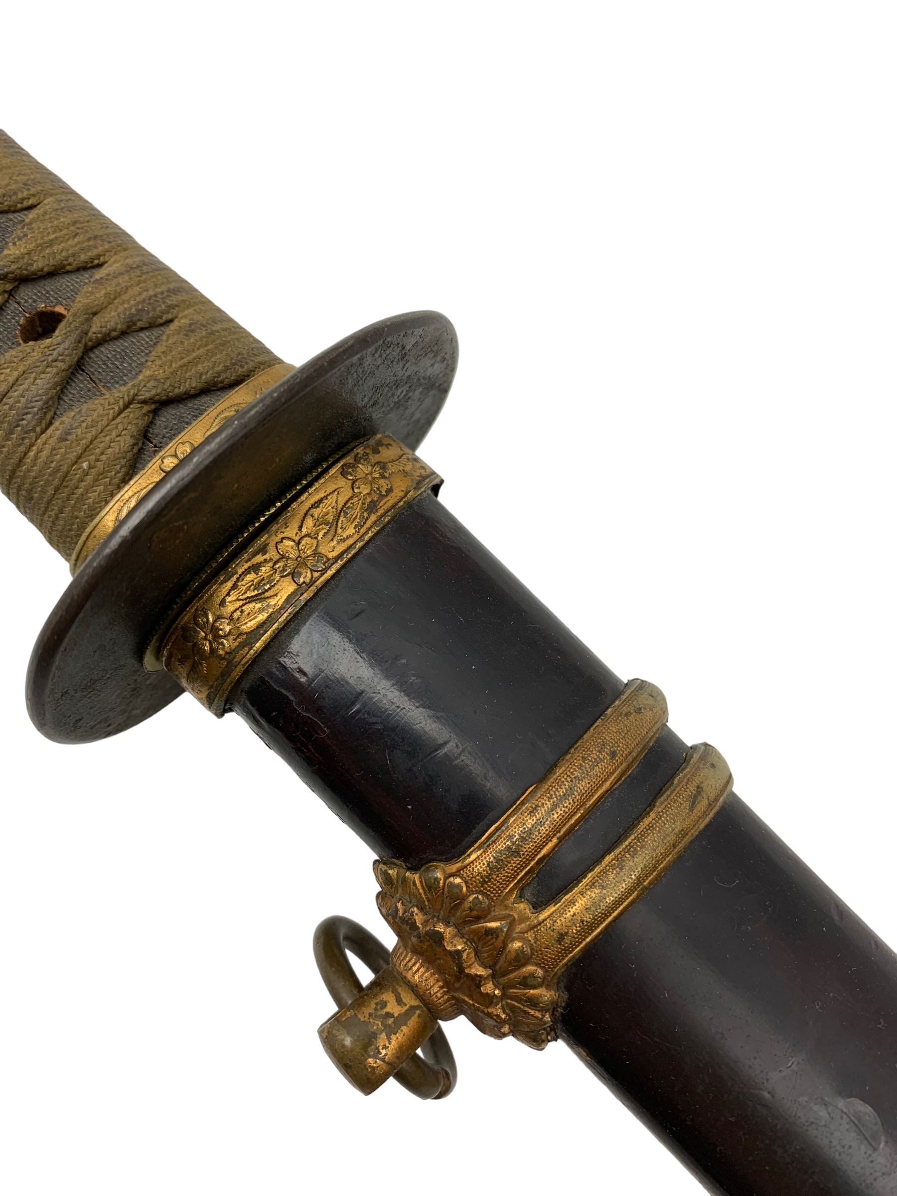 World War II Japanese Katana with cord wound tsuka and military mounts in lacquered scabbard - Image 2 of 10