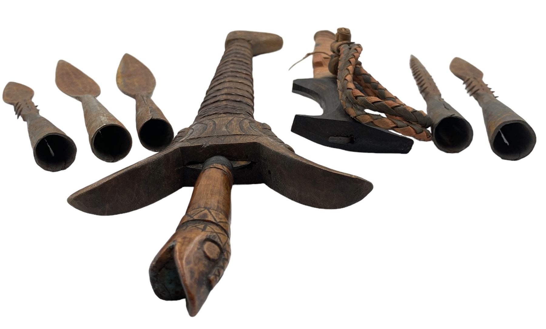 Indonesian Kris with waved steel blade with carved animal head grip and wooden scabbard - Image 3 of 3