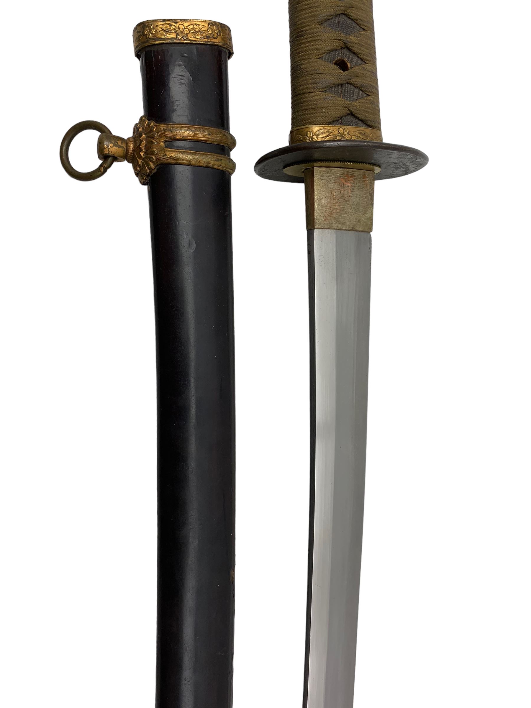 World War II Japanese Katana with cord wound tsuka and military mounts in lacquered scabbard - Image 6 of 10
