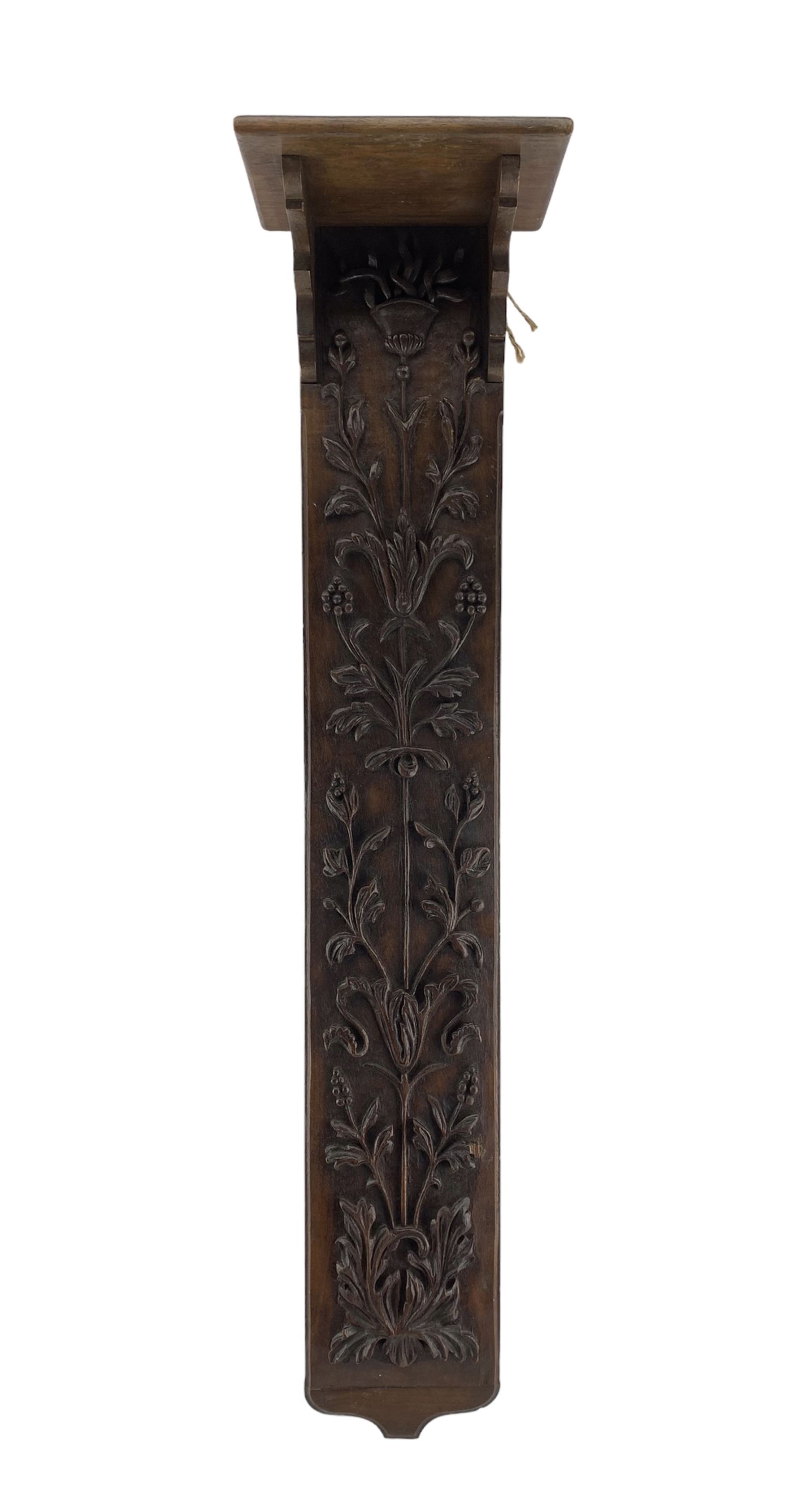 20th century extended walnut wall bracket with applied foliate carved decoration - Bild 2 aus 3