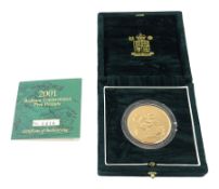 Queen Elizabeth II 2001 gold brilliant uncirculated five pound coin
